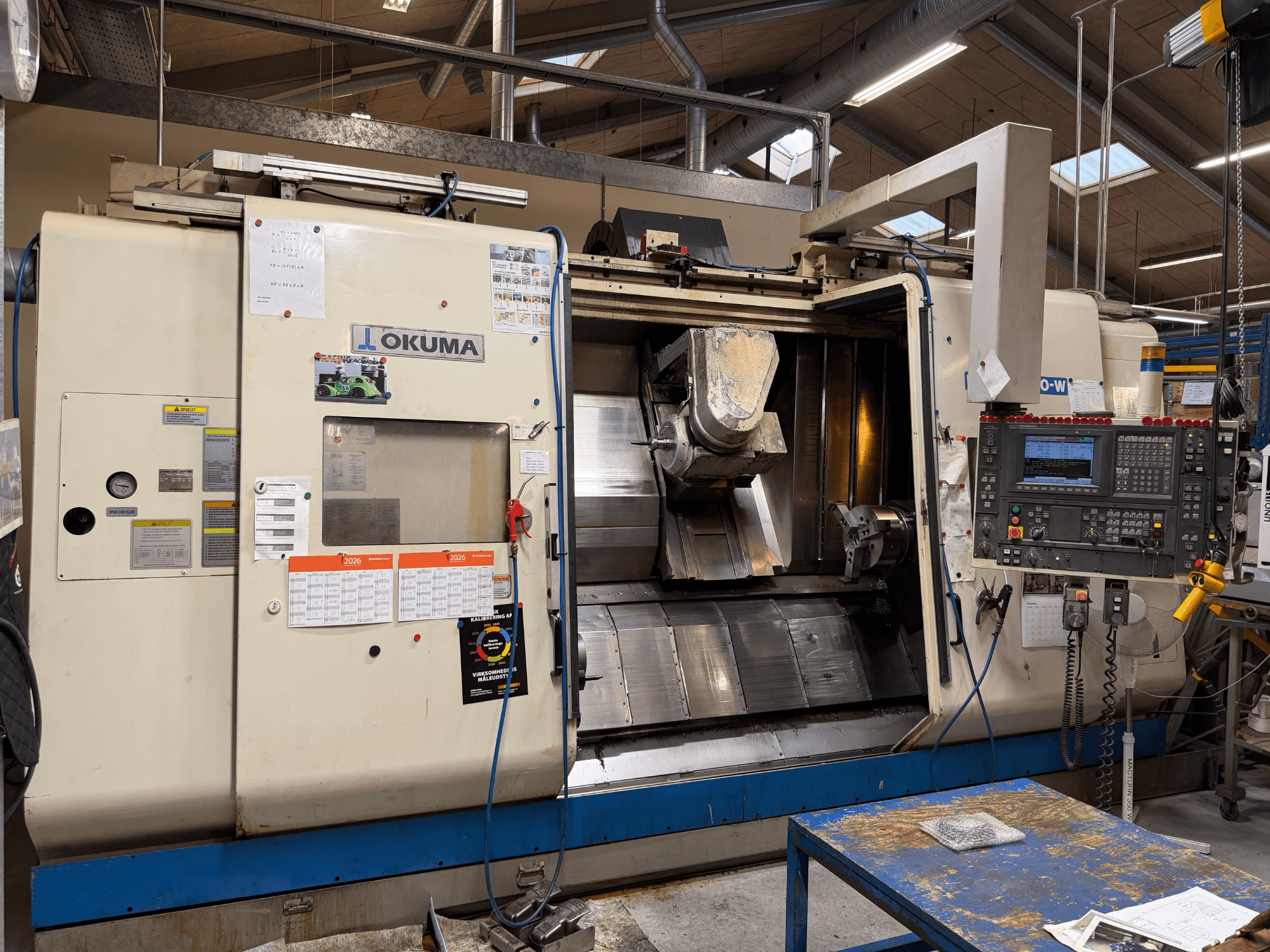 Okuma MacTurn350-W treimis- ja freesimiskeskus, esivaade, millel on näha juhtpaneel ja vaba juurdepääs töötlemisalale.
