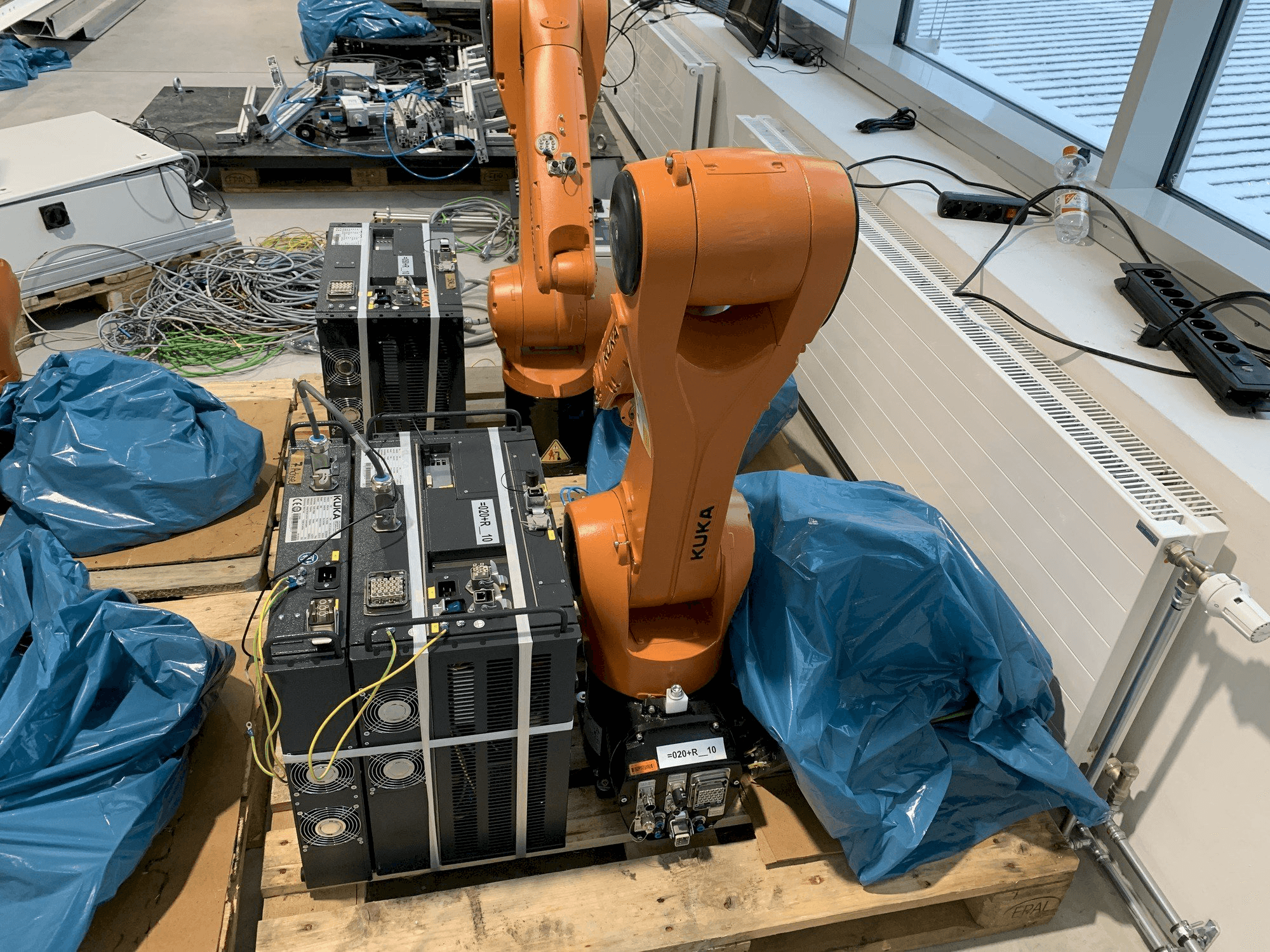 Masina KUKA KR10 R1100 eestvaade