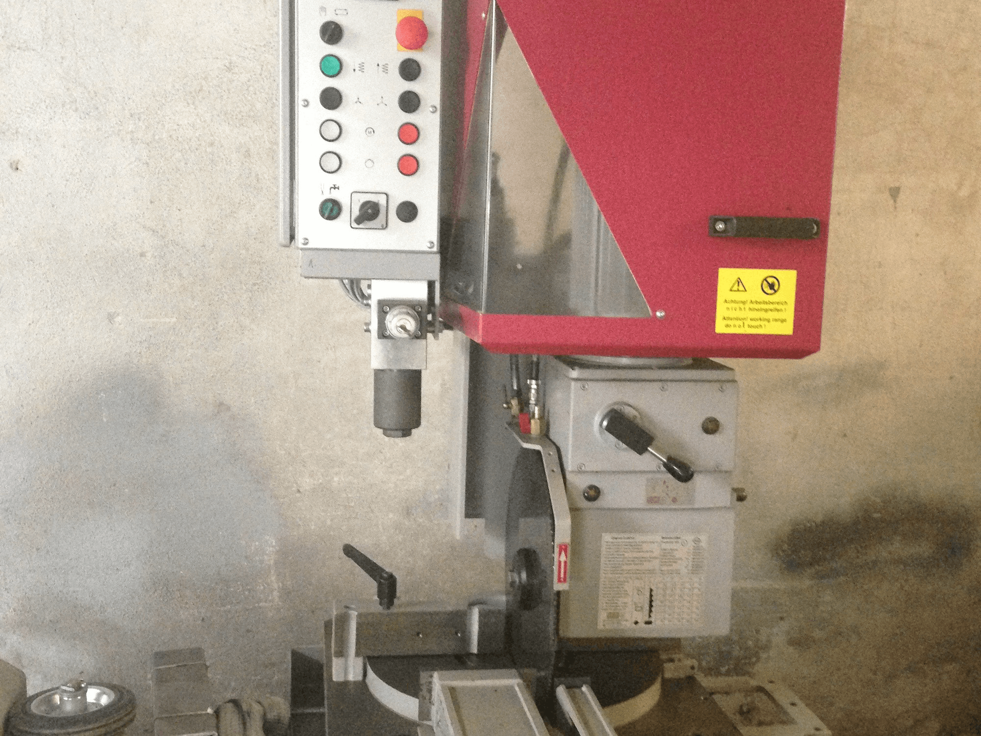 Masina Behringer VMS 400 H eestvaade