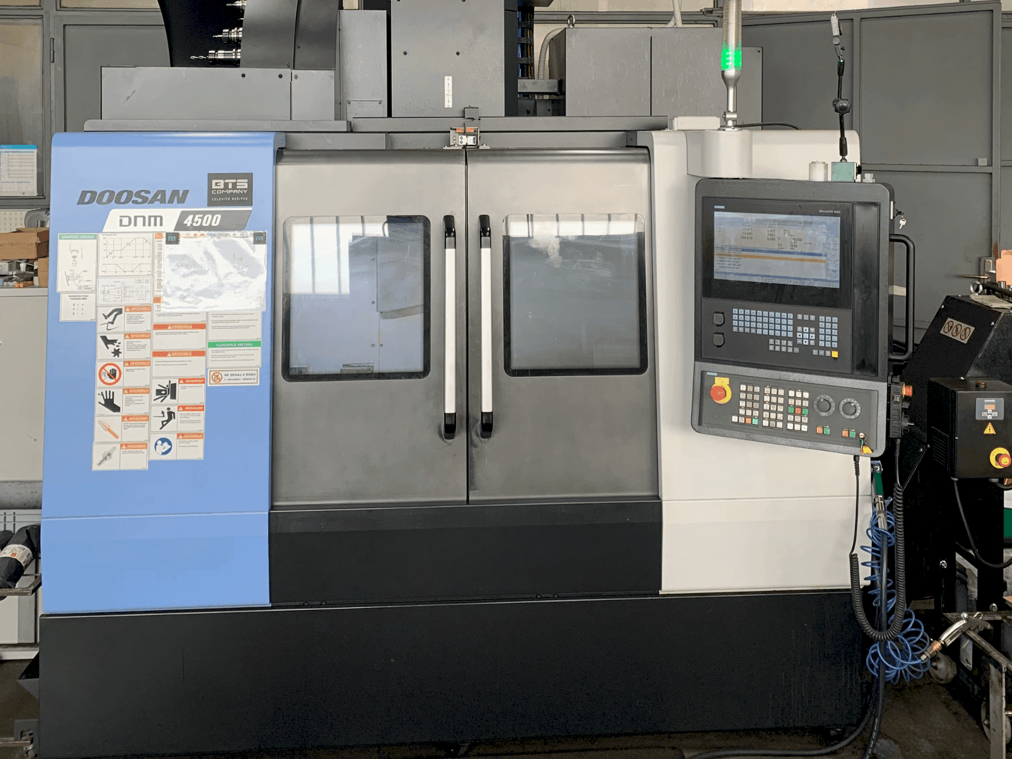 Masina DOOSAN DNM 4500 eestvaade