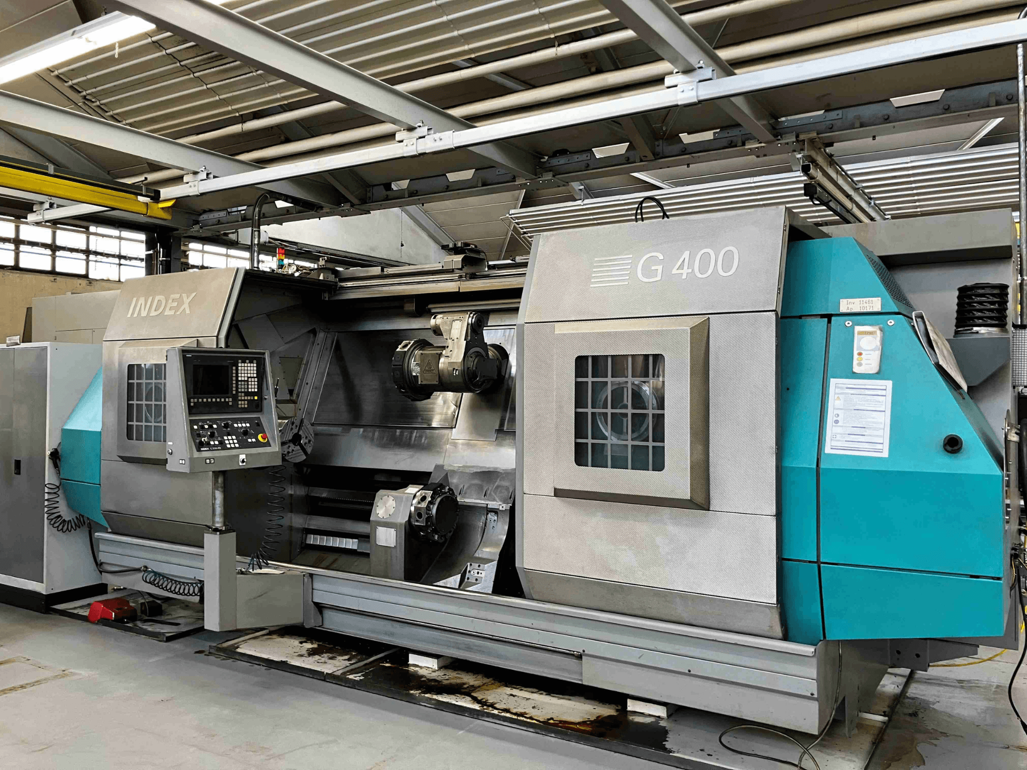 INDEX G400 CNC-torvepink, esiplaanil, millel on numbrilise ekraaniga juhtpaneel ja kaks spindlit täppistöötluseks.