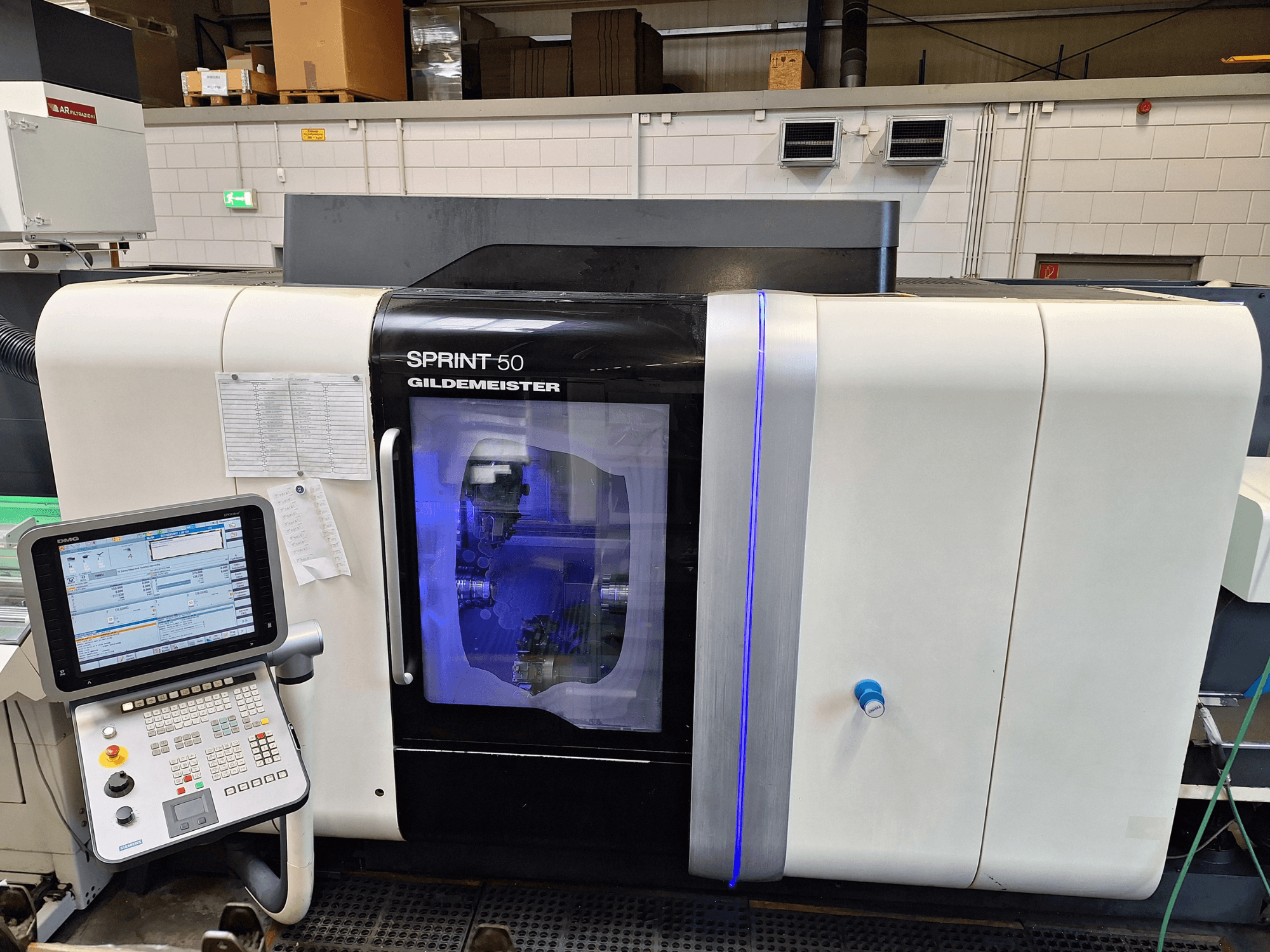 DMG Sprint 50 2T horisontaalne treipink, esiplaanil, kus on juhtpaneel ja läbipaistev korpus, mis näitab masinate sisemust.