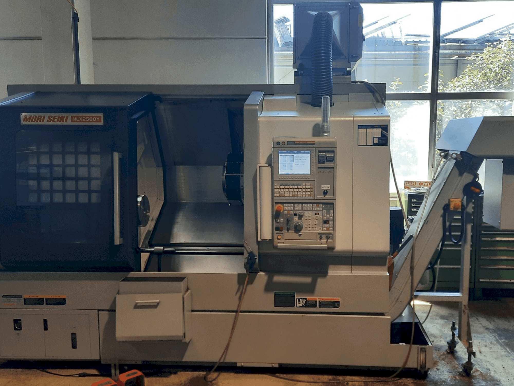 Masina DMG Mori Seiki NLX2500Y 700 eestvaade