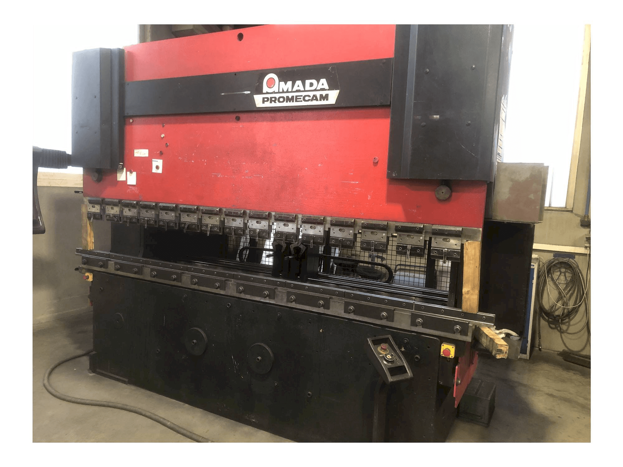 Masina AMADA HFB 125 eestvaade