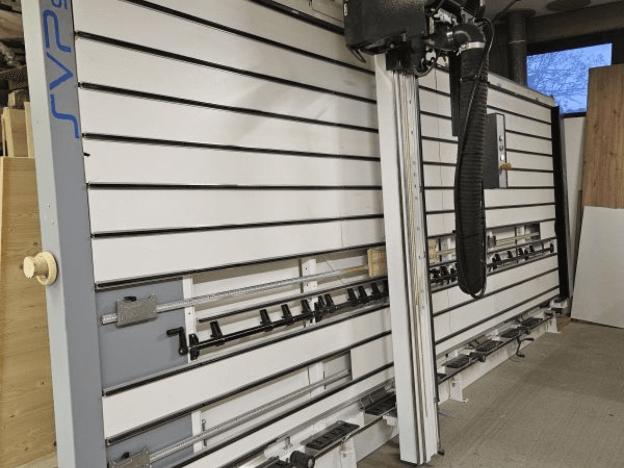 SVP lükandpaneeliga saag töökojas, esivaade, reguleeritavate rööbaste ja ülal asuva tolmueemaldussüsteemiga.