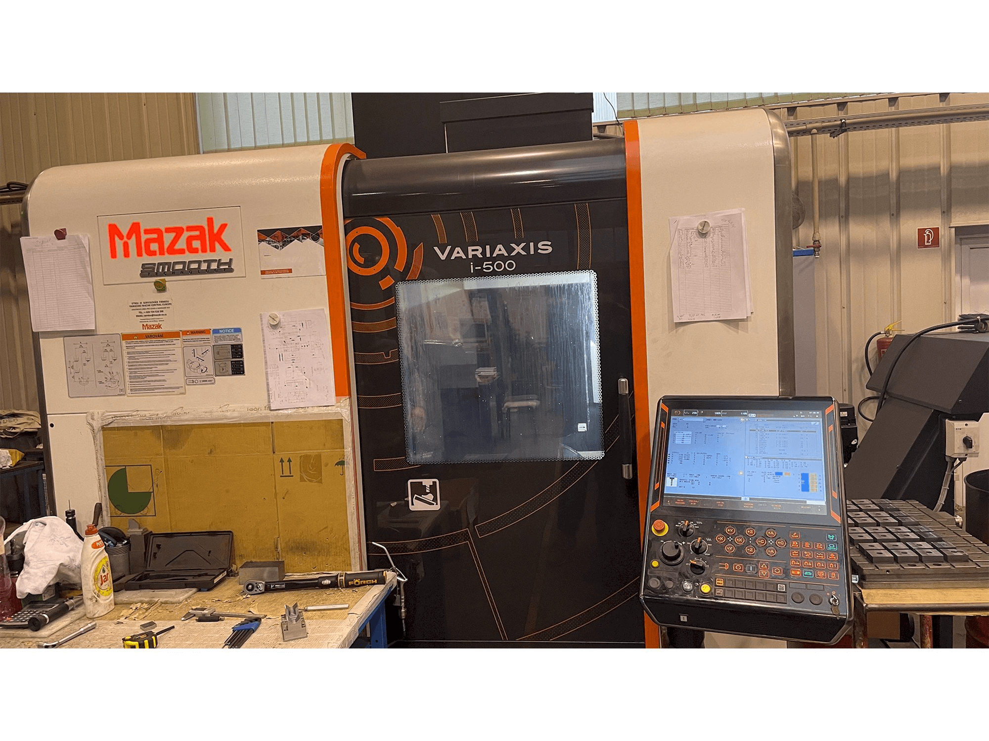 Masina Mazak Variaxis i-500 eestvaade