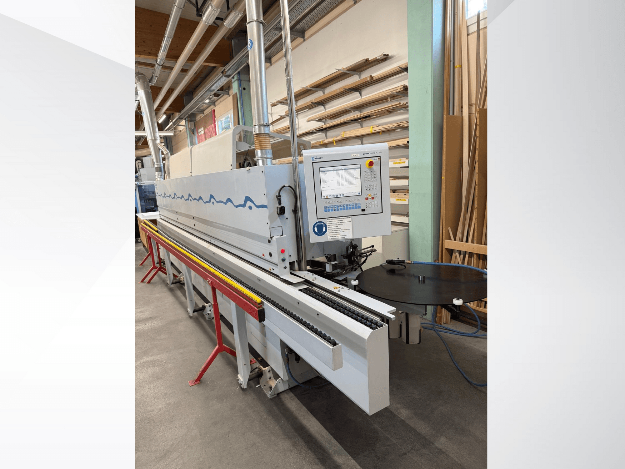 HolzHer automaatse servapaigaldusmasina esivaade koos juhtpaneeli, transpordisüsteemi ja ümmarguse tugilauaga.