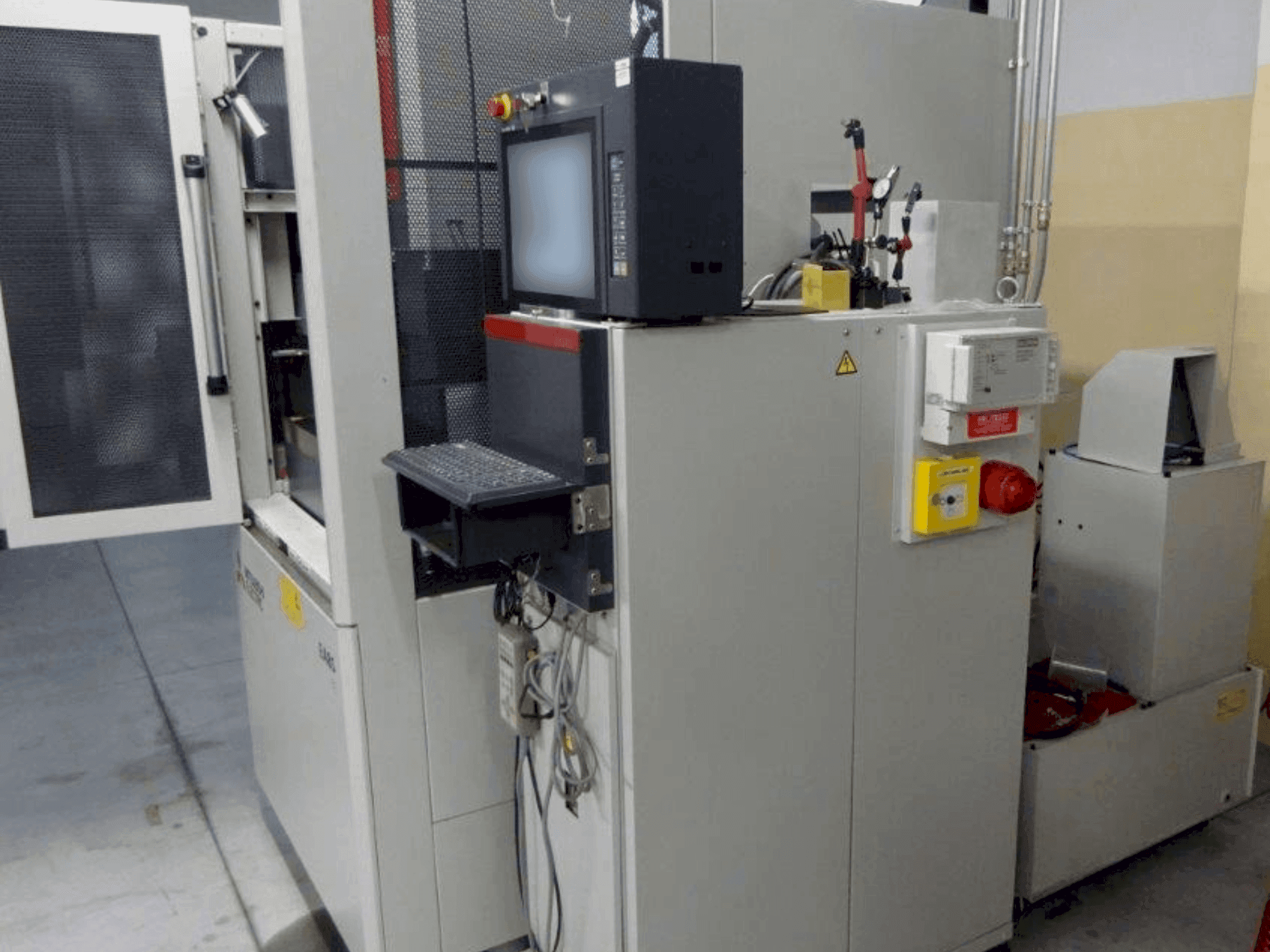 Masina Mitsubishi Electric EA8-S eestvaade