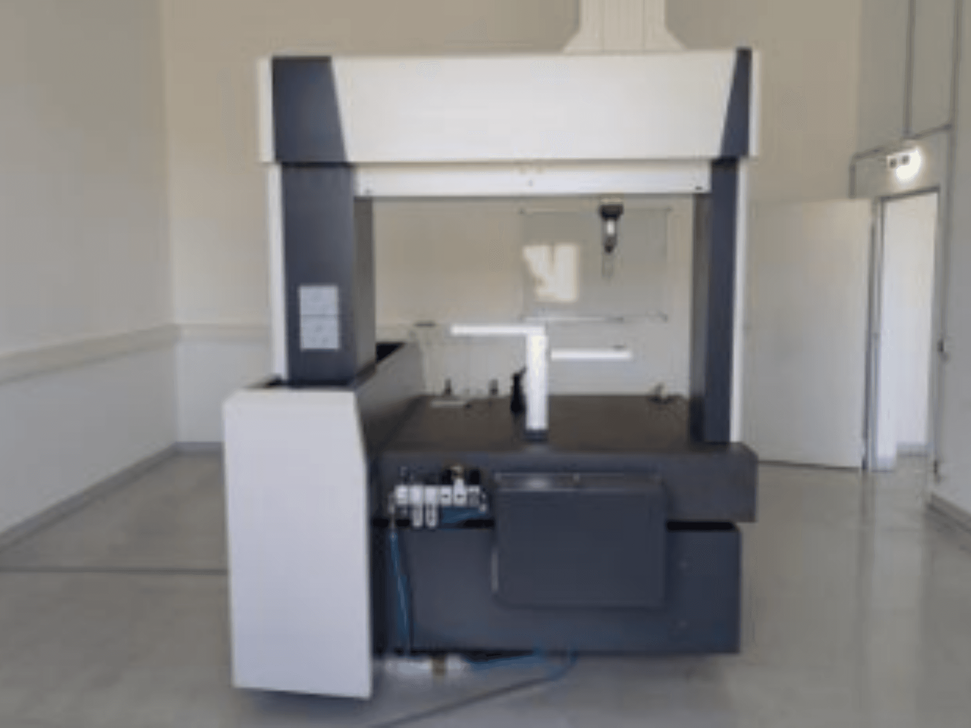 ZEISS Contura 9/12/8 RDS koordinaatmõõtja vaadatuna eestpoolt, millel on suur mõõtelaud ja küljel asuv juhtpaneel.
