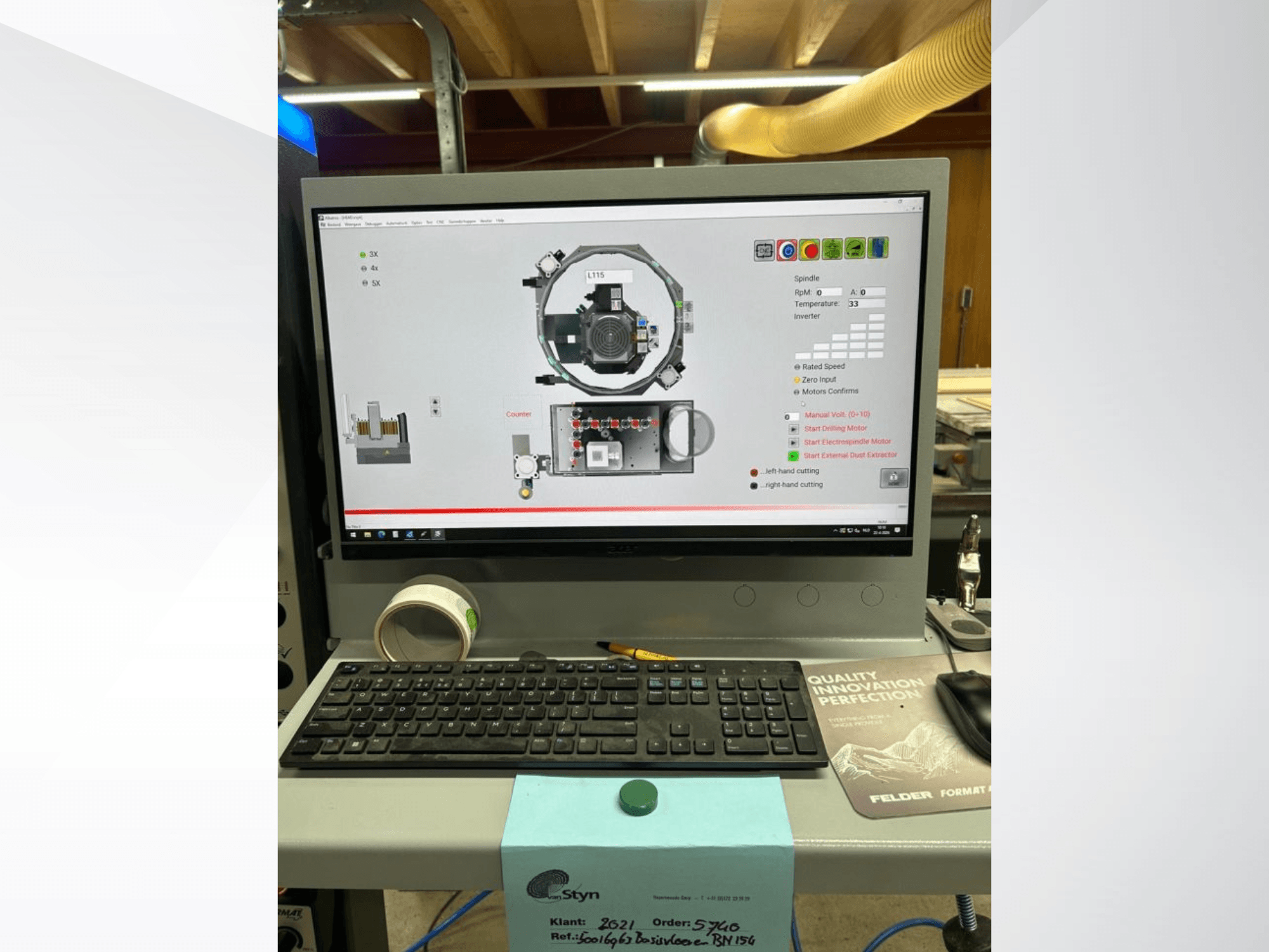 FORMAT4 FELDER FORMAT 4 H100 CNC-pingi juhtpaneel esiküljelt koos tööandmeid kuvava arvutiekraaniga.