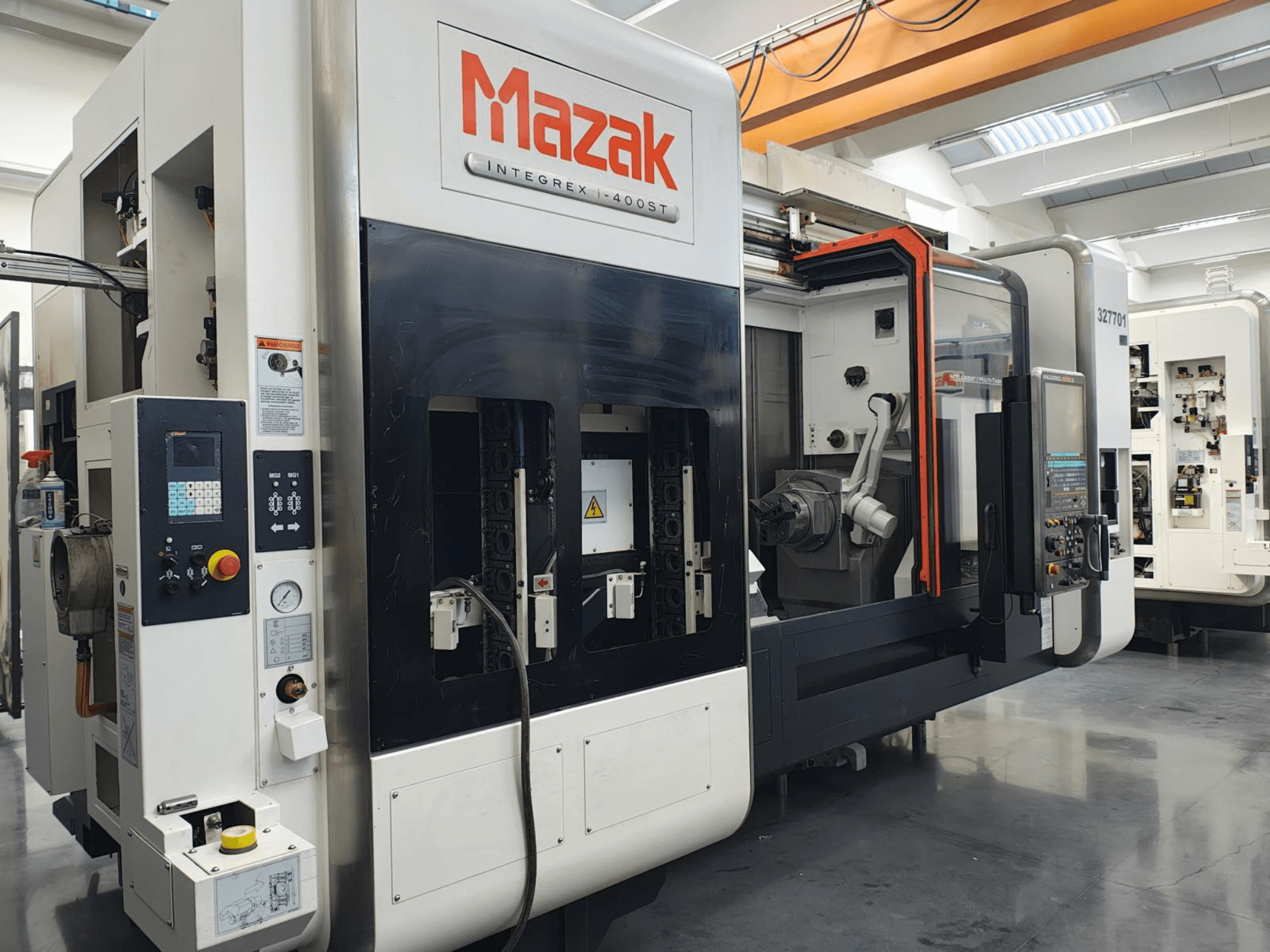 Mazak Integrex 400ST, esivaade; CNC-tööpink koos juhtpaneeli, spindlite ja robotkäega, mis on nähtavad töökojas.