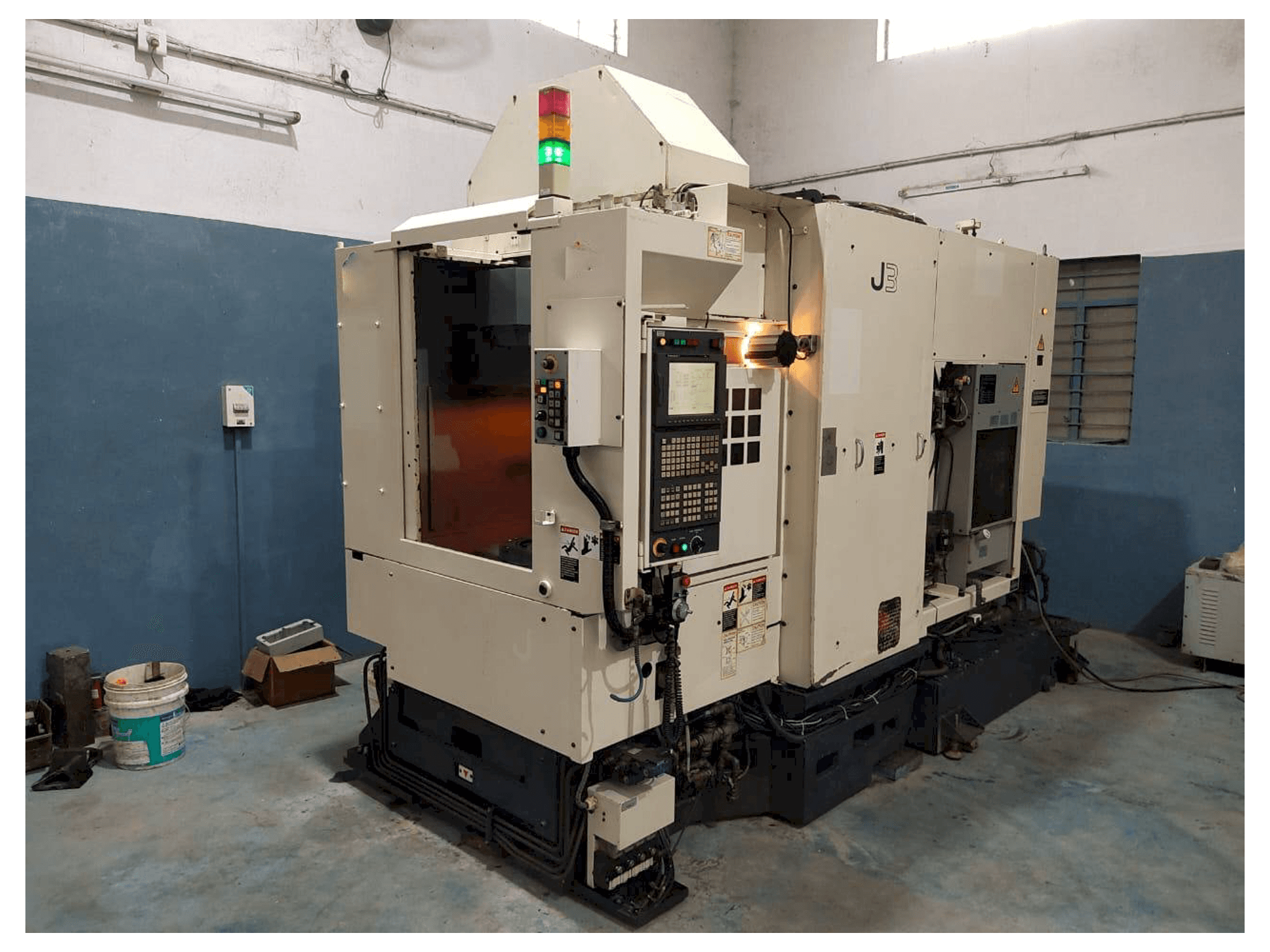 Masina Makino J3 eestvaade