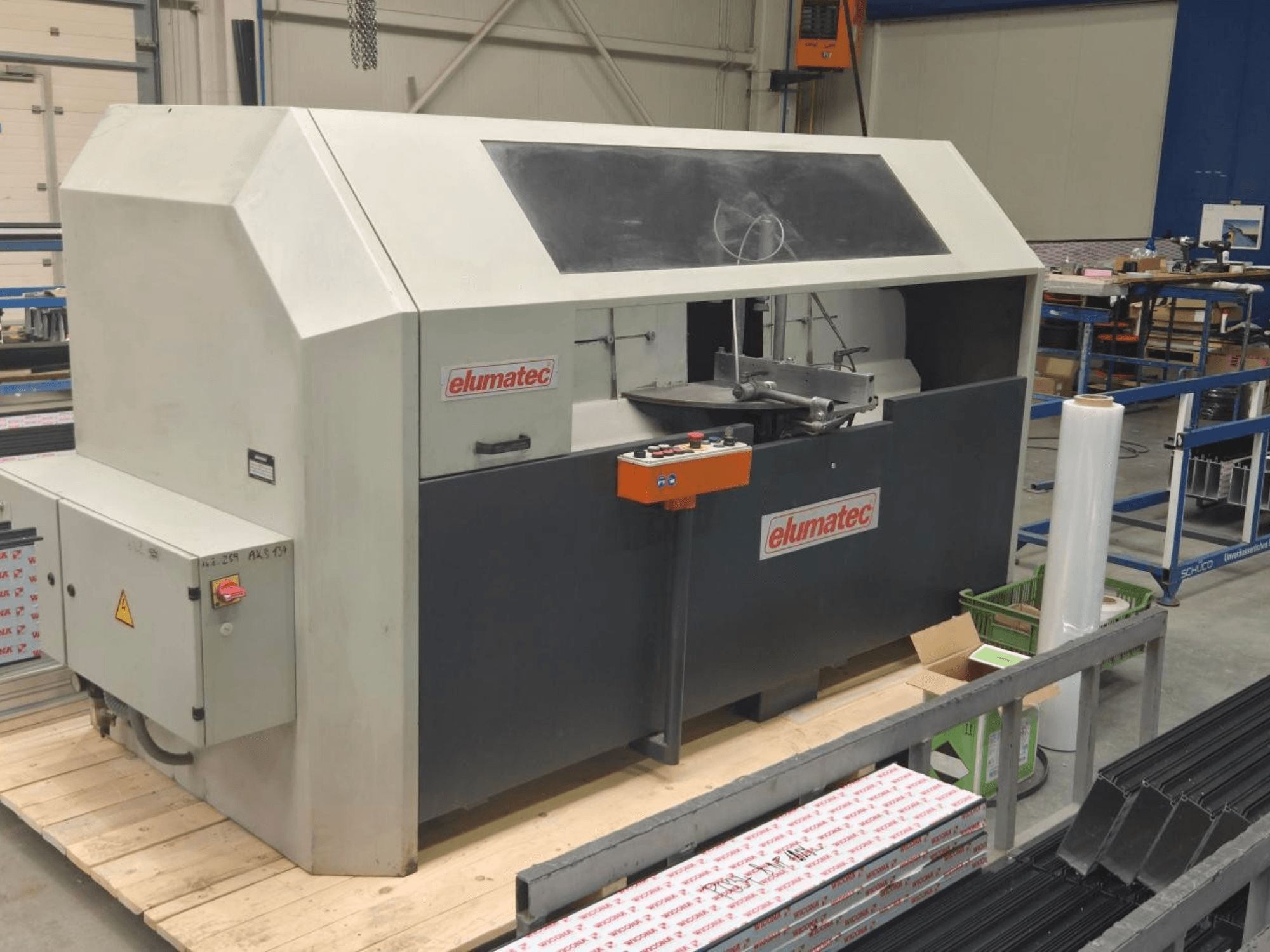 Elumatec AKS 134 metallist ketassaag, esivaade, kus näidatakse juhtpaneeli ja lõikepinda puidust platvormil.