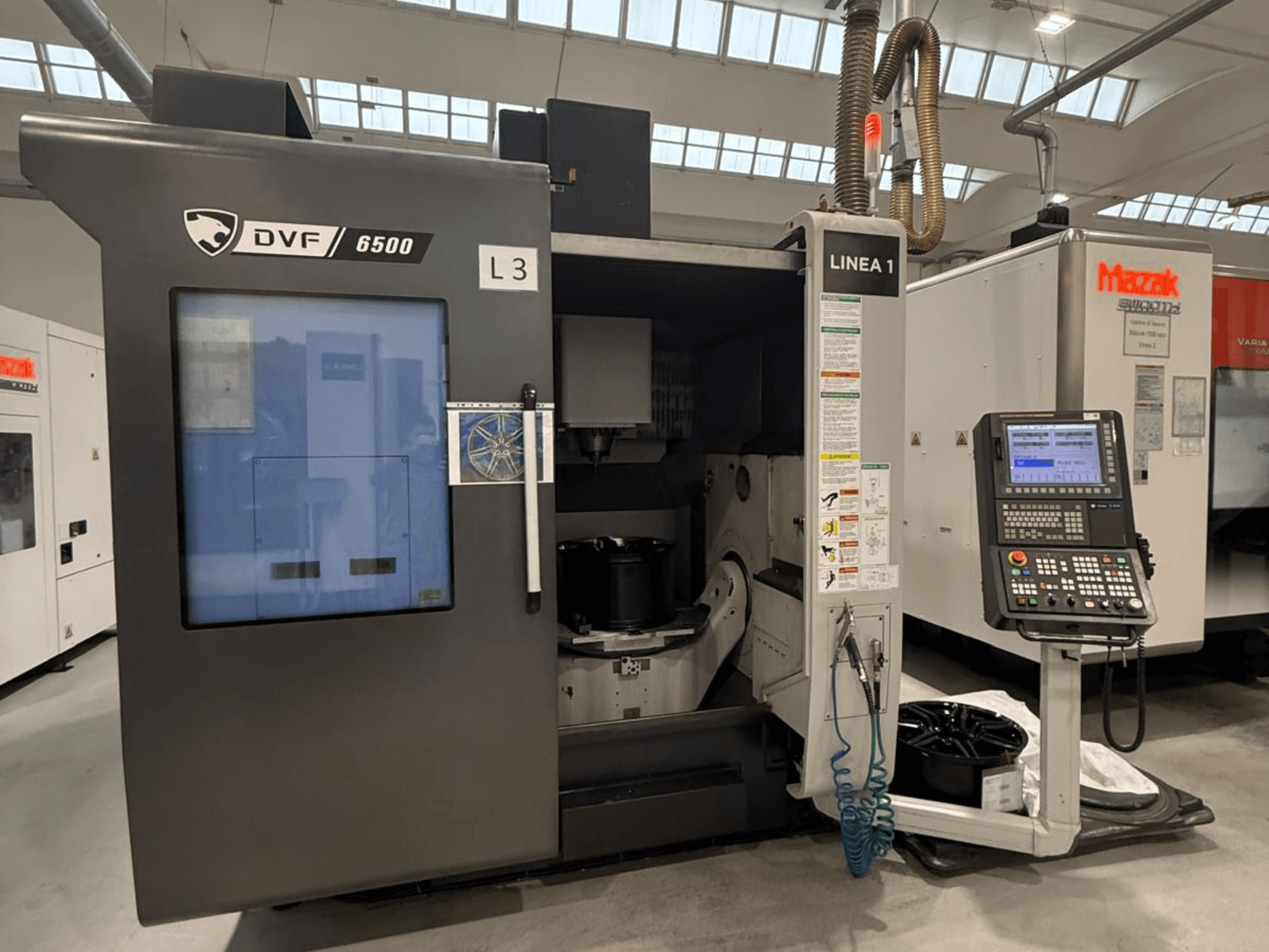 DVF 6500 CNC-tööpink, esiplaan, kus on näidatud juhtpaneel ja siseruum koos detaili kinnitusega.