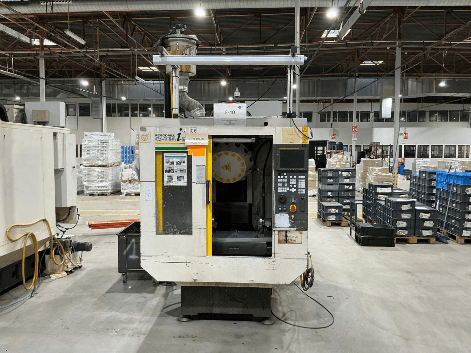 FANUC ROBODRILL α-T14iB vertikaalne töötlemiskeskus tehases, esiplaanil on juhtpaneel ja tööriistahoidik.