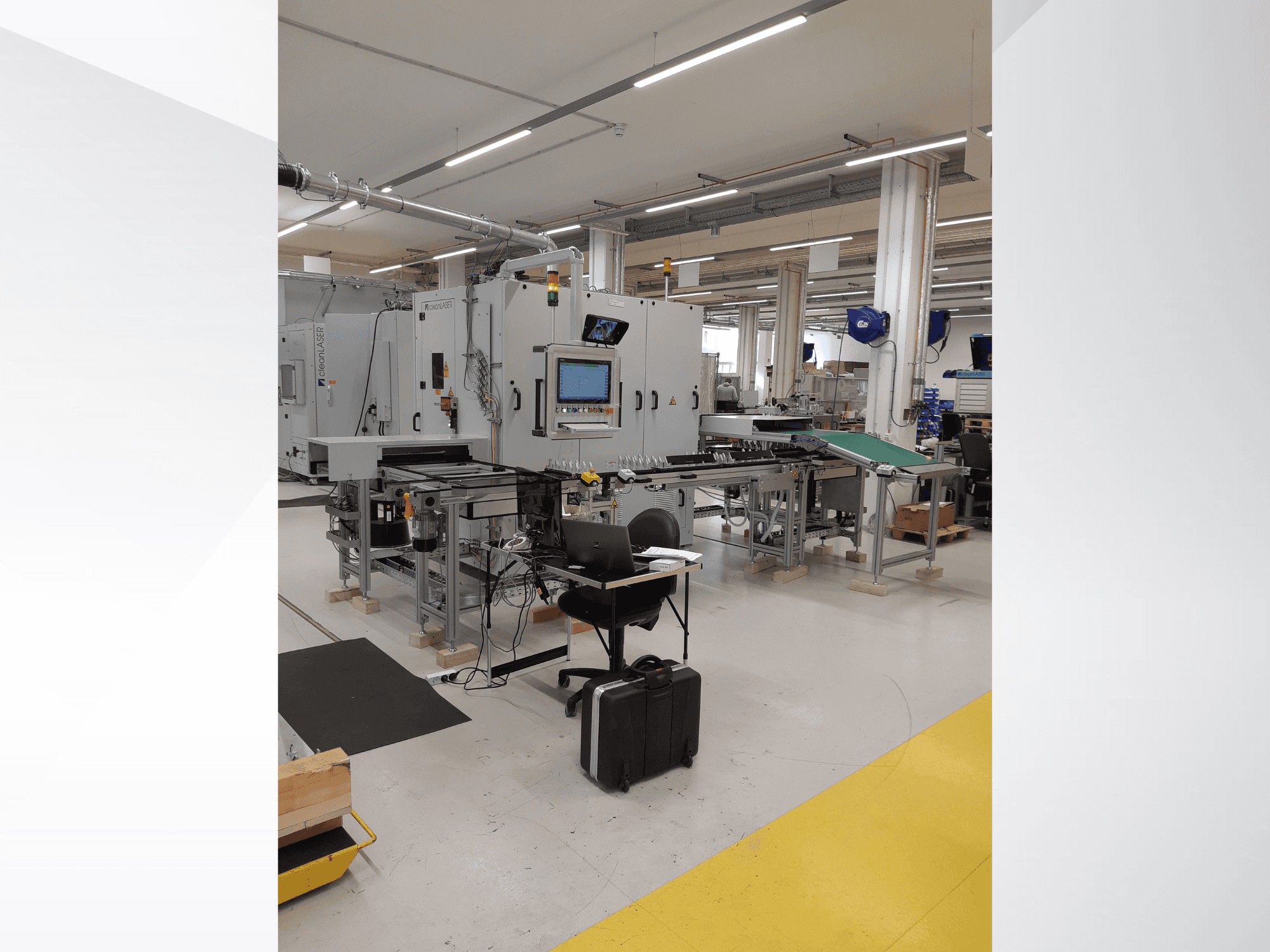 CLEAN LASER clean CELL 3220 CL600 tööpink, esivaade koos juhtpaneeli ja töötsooniga tehase seadistuses.