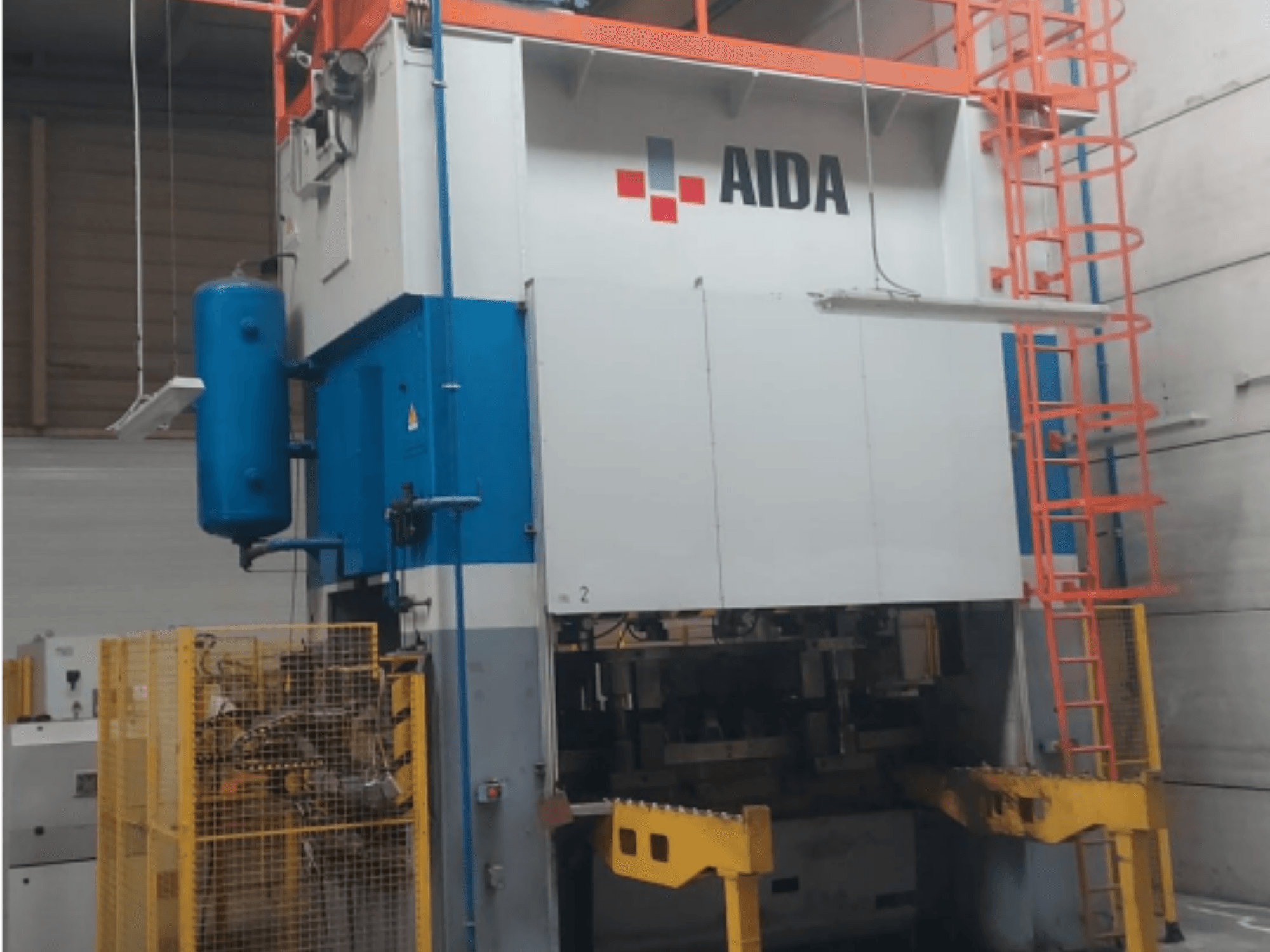 Mehaaniline stantsimispress AIDA 315/2MR/LD/TE 3, esiplaanil sinise ja valge korpuse, kollase aluse ja turvapuuriga.