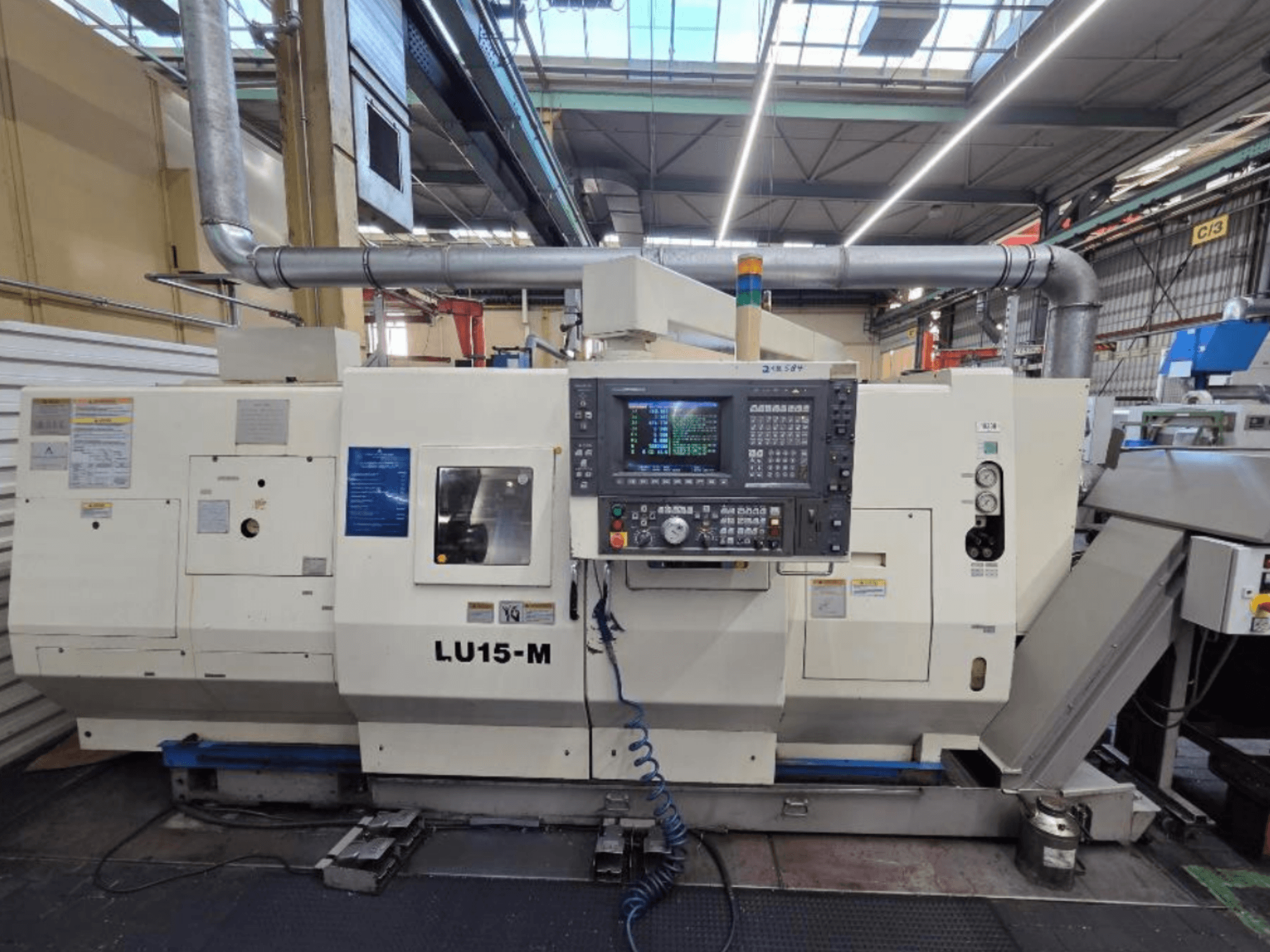 Okuma LU15 M-2SC 1000 horisontaalne treipink, esivaade, millel on näidatud juhtpaneel ja masina funktsioonid töökojas.