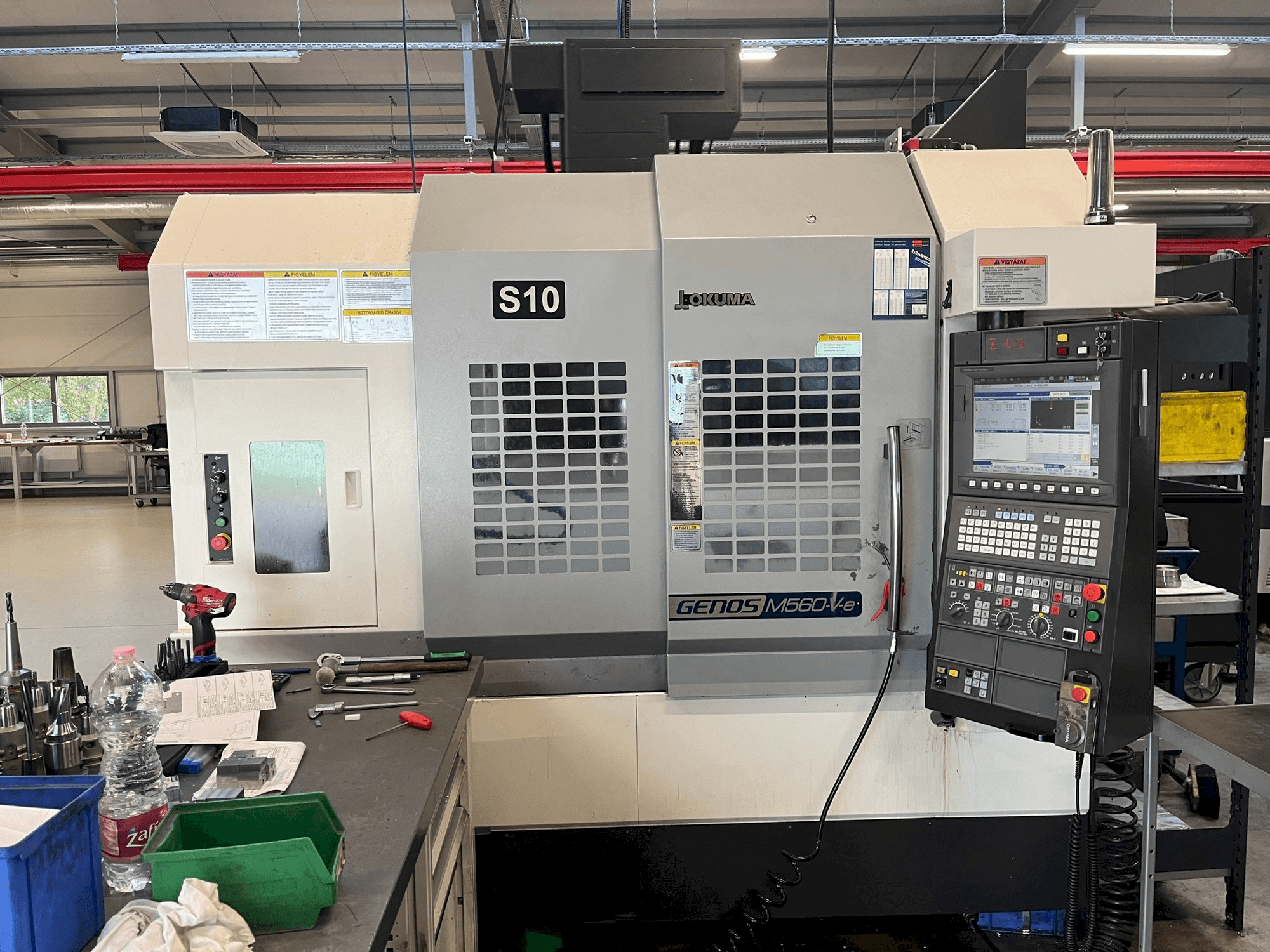 Masina Okuma GENOS M560R eestvaade