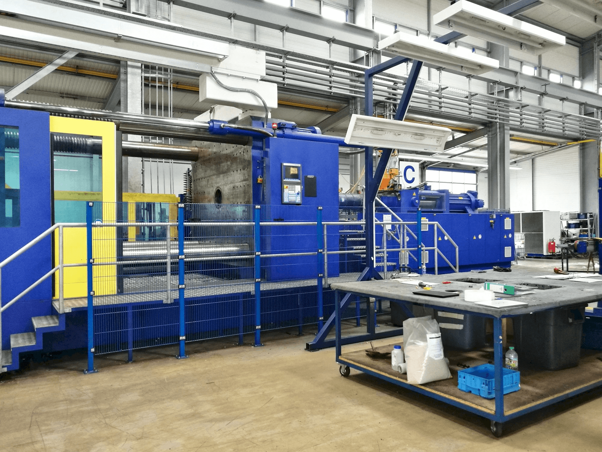 Masina Krauss Maffei 2300-12000 MX eestvaade