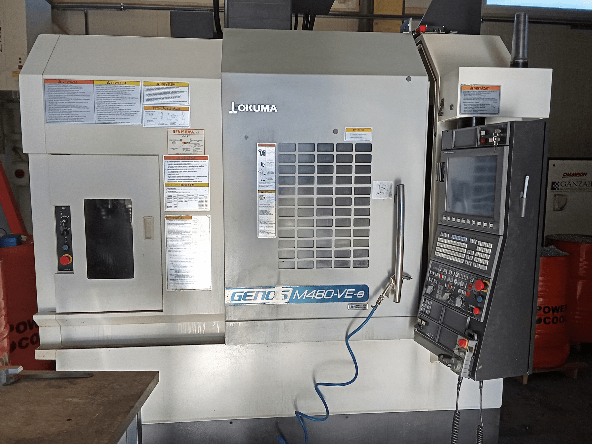 Okuma M460R-VE vertikaalne töötluskeskus, esiplaan, kus on näidatud juhtpaneel ja tööliidese üksikasjad.