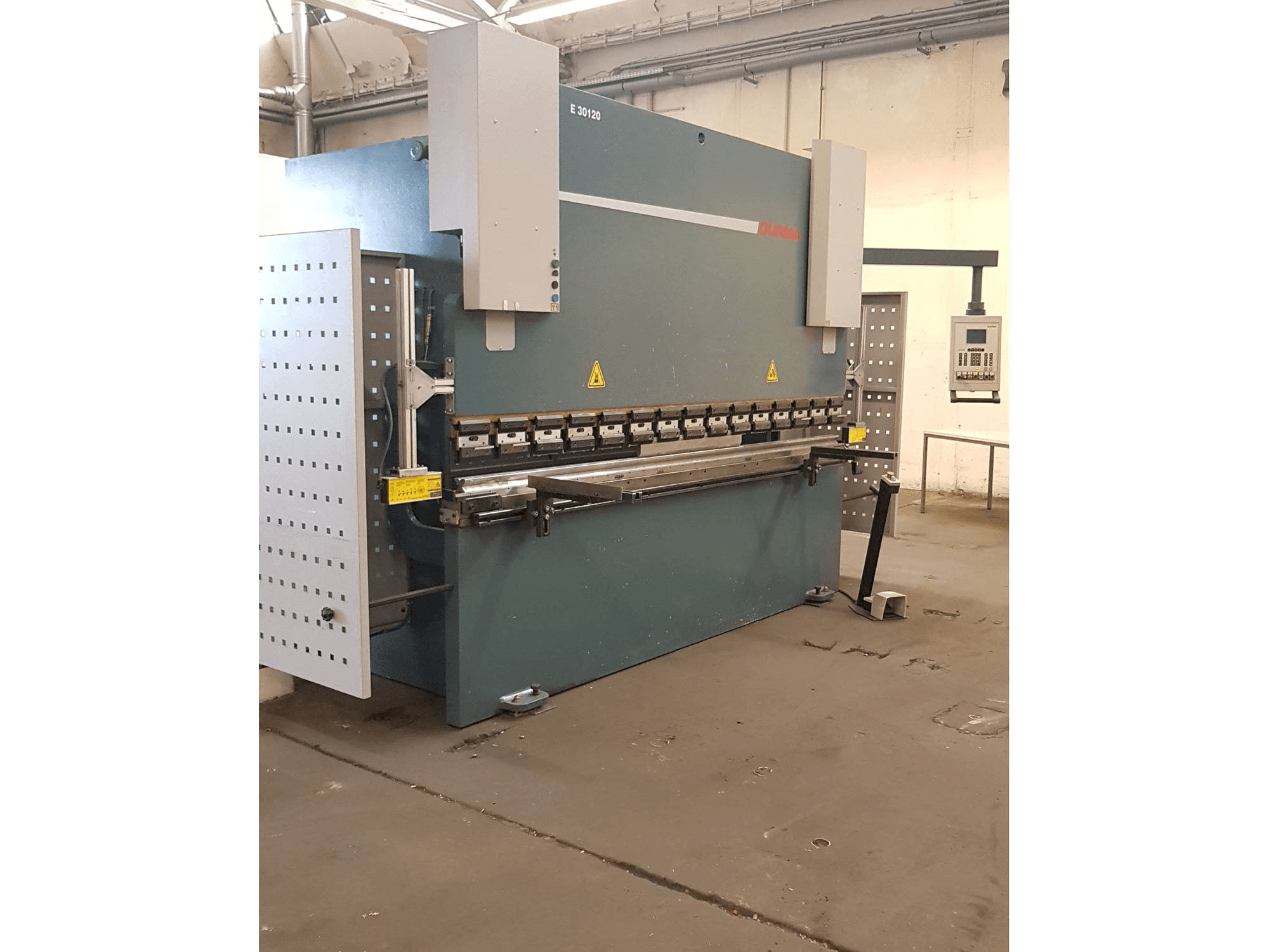 Masina Dumazlar E 30120 eestvaade