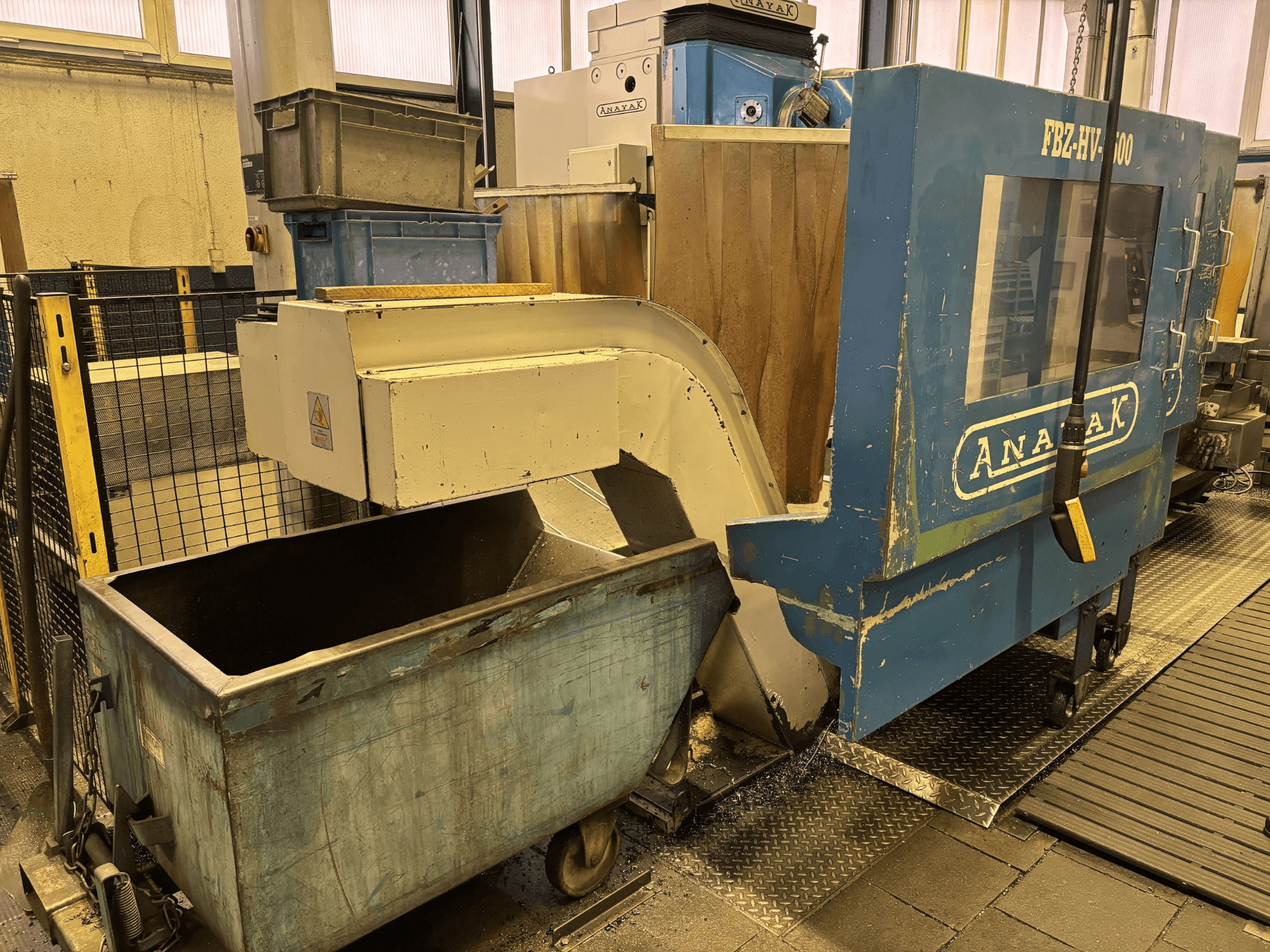 Vooditüüpi freespink ANAYAK FBZ-HV-2500 töökojas, esiplaanil on juhtpaneel ja tarvikukastid.