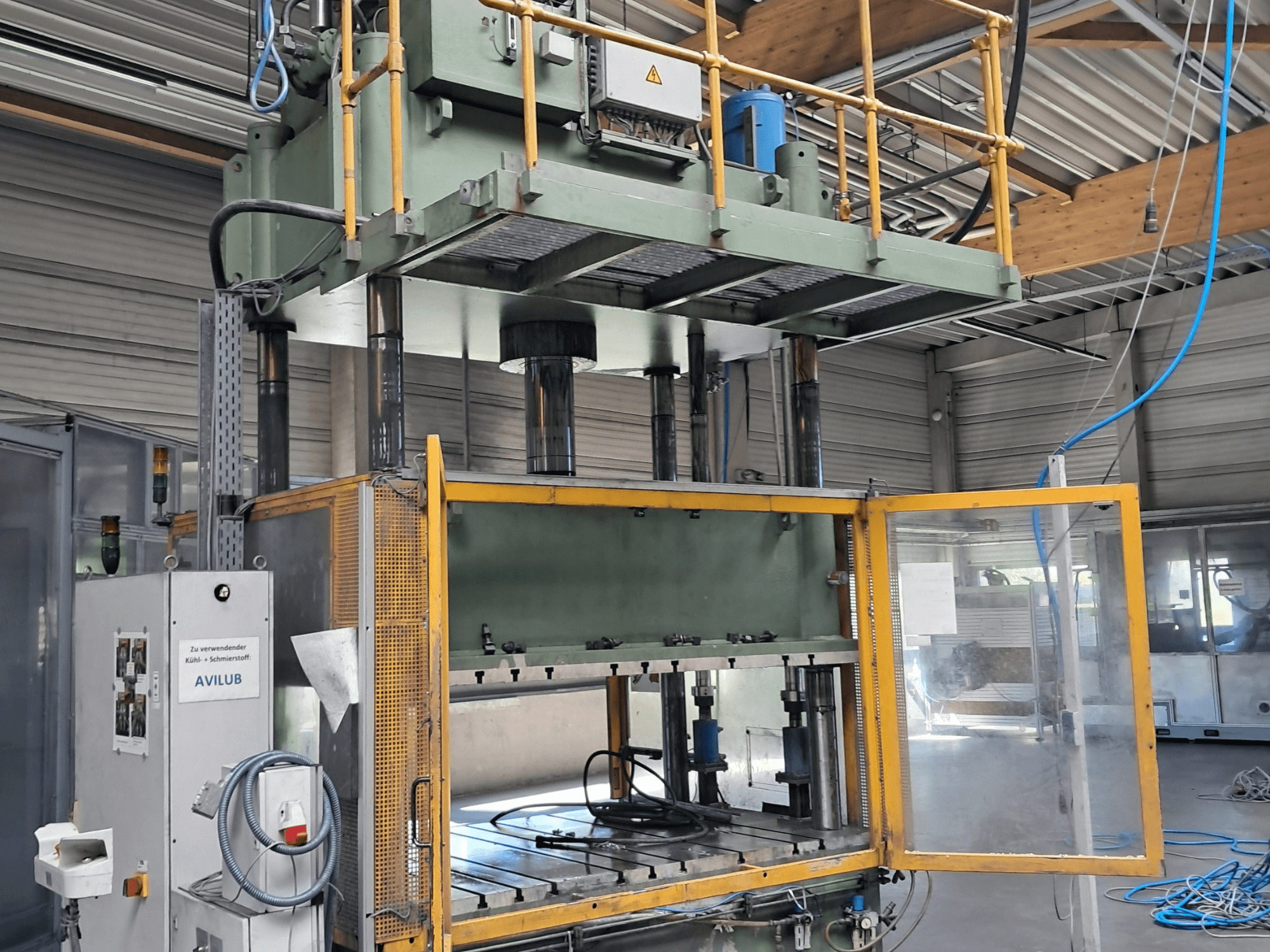 Tootja „Other“ metallpress HS 4 160, vaade eest, avatud uksega, millel on näha hüdraulilised silindrid ja juhtpaneel.