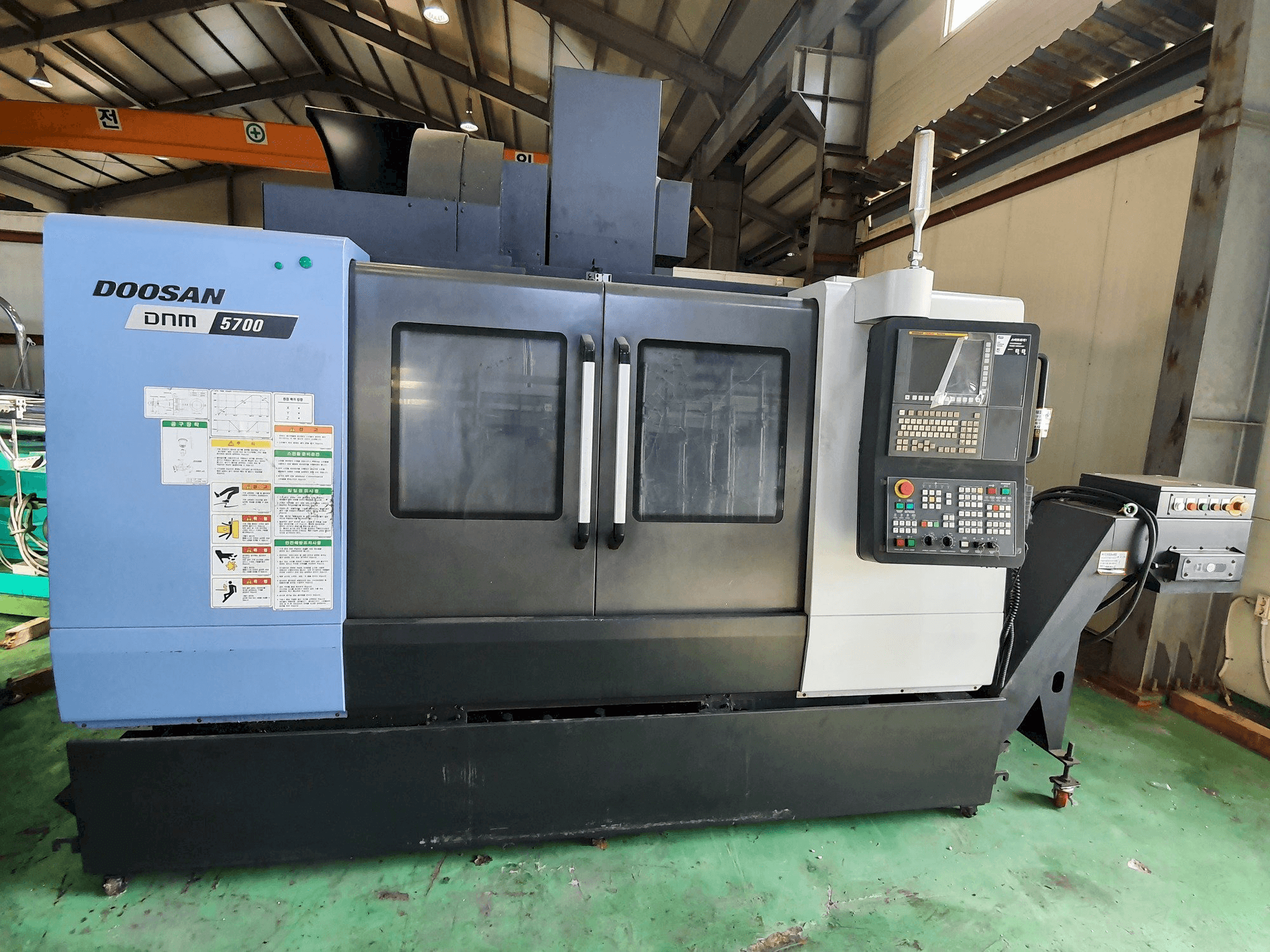 Masina Doosan DNM5700 eestvaade