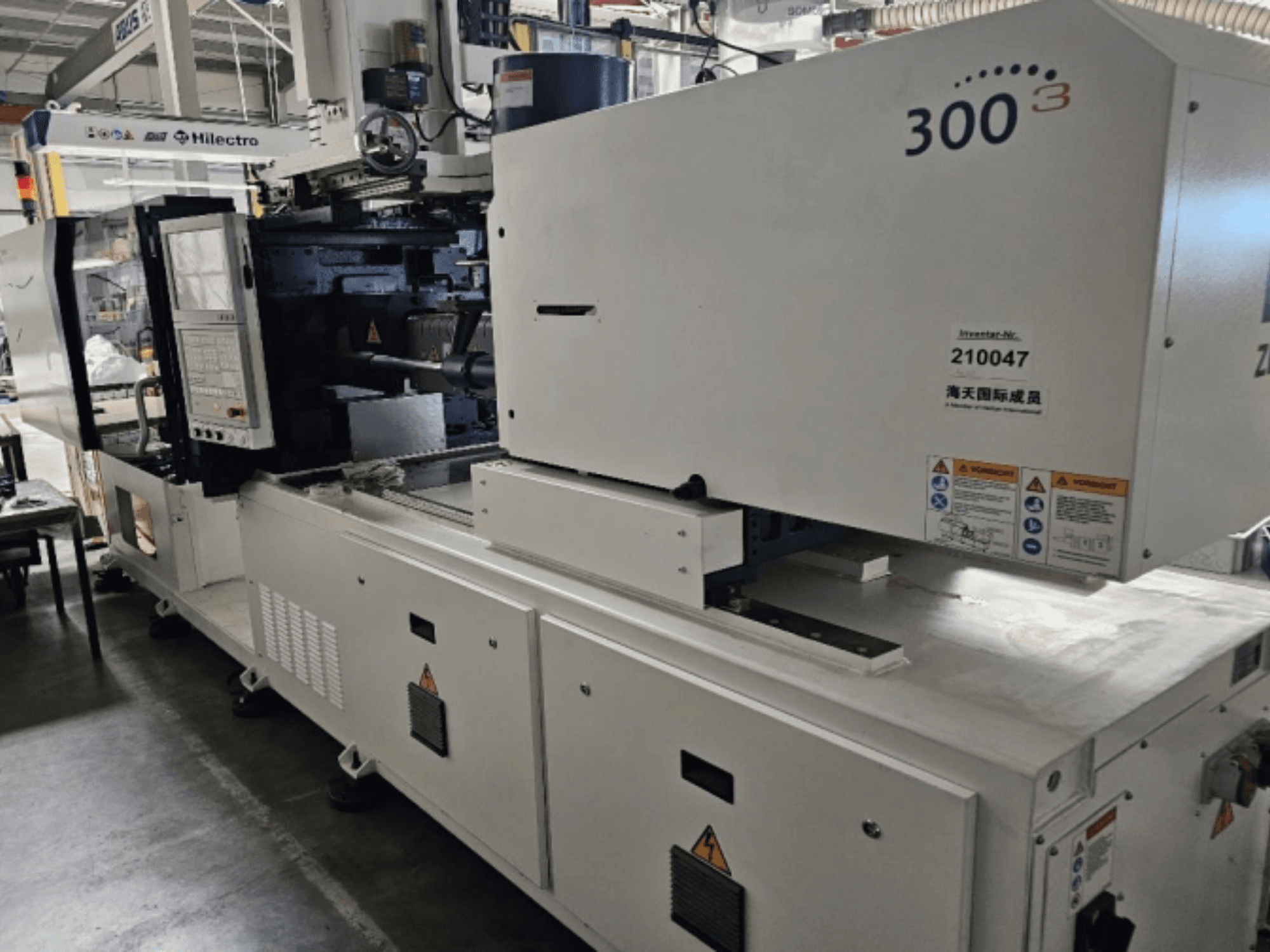 Süstevalu masin, kaubamärk Zhenjing, mudel 300, esiplaanil, juhtpaneel ja ohutushoiatussildid nähtavad.