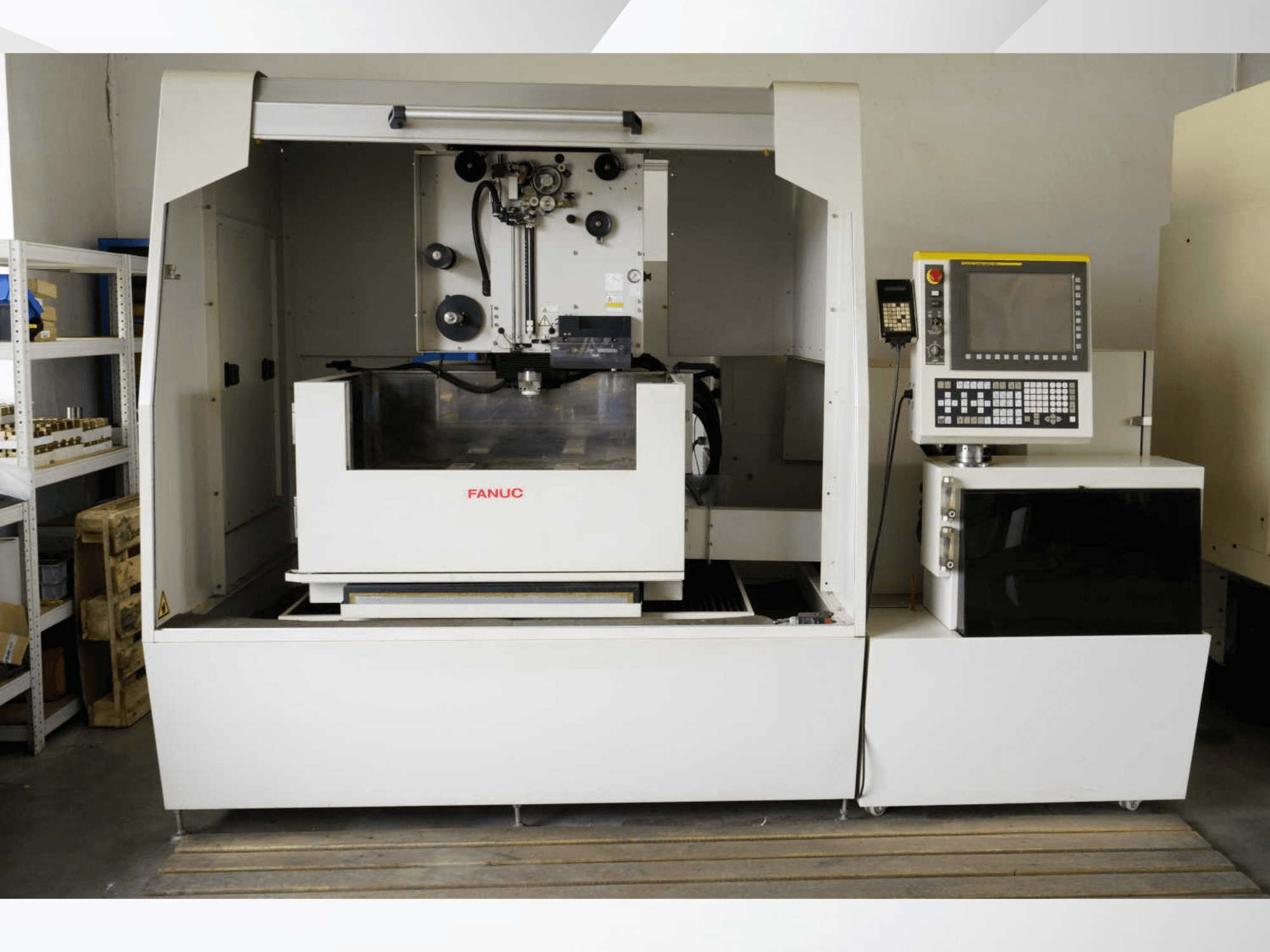 FANUC ROBOCUT alpha-1iD traat-EDM-masin, esivaade, millel on näha juhtpaneeli ja töötsooni omadused.