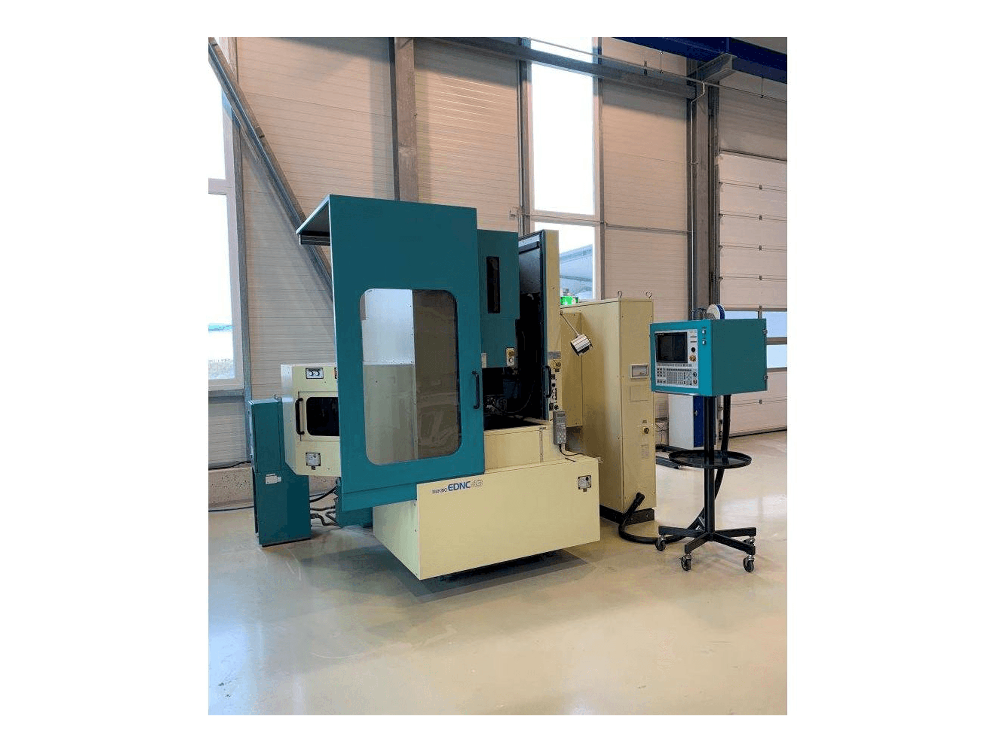 Masina Makino EDNC43 eestvaade