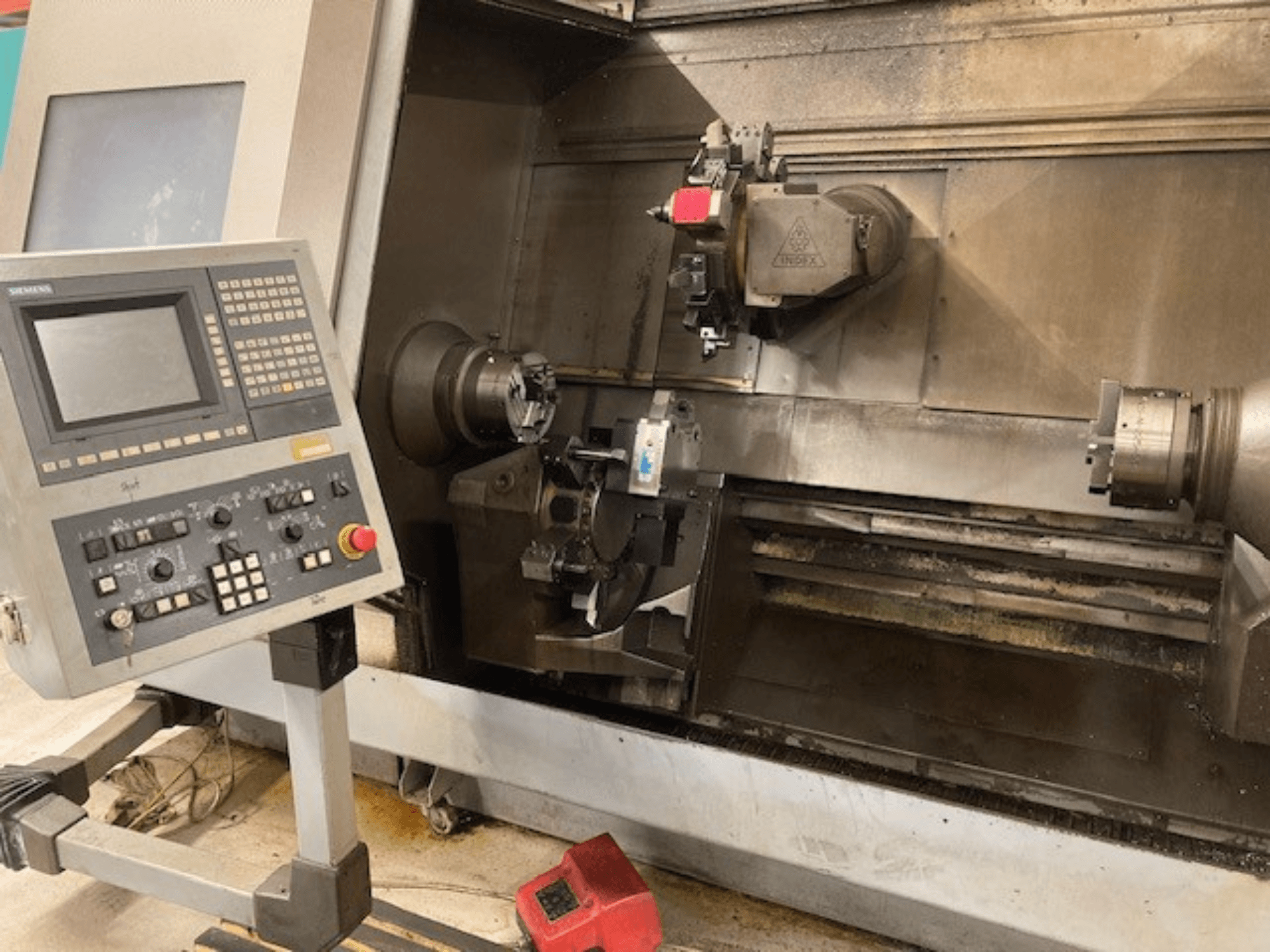 Horisontaalne treipink Index G300 L YB koos juhtpaneeli, nähtava pingi ja tööpiirkonnaga, esiplaanil.