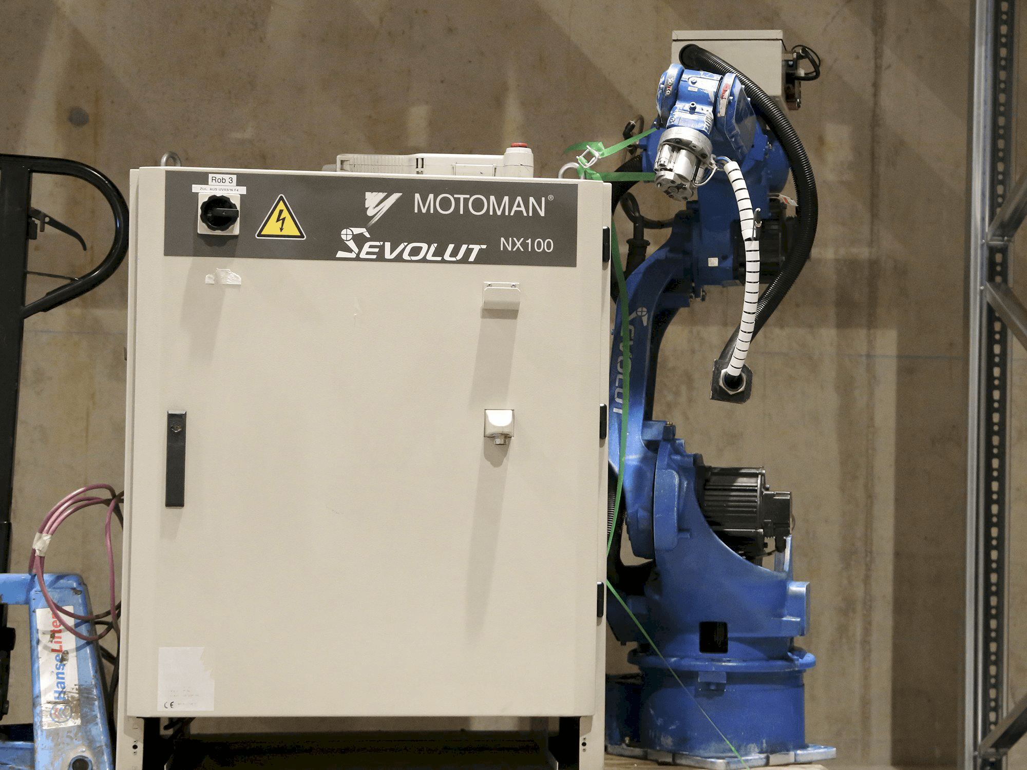 Masina Yaskawa Motoman HP6 eestvaade