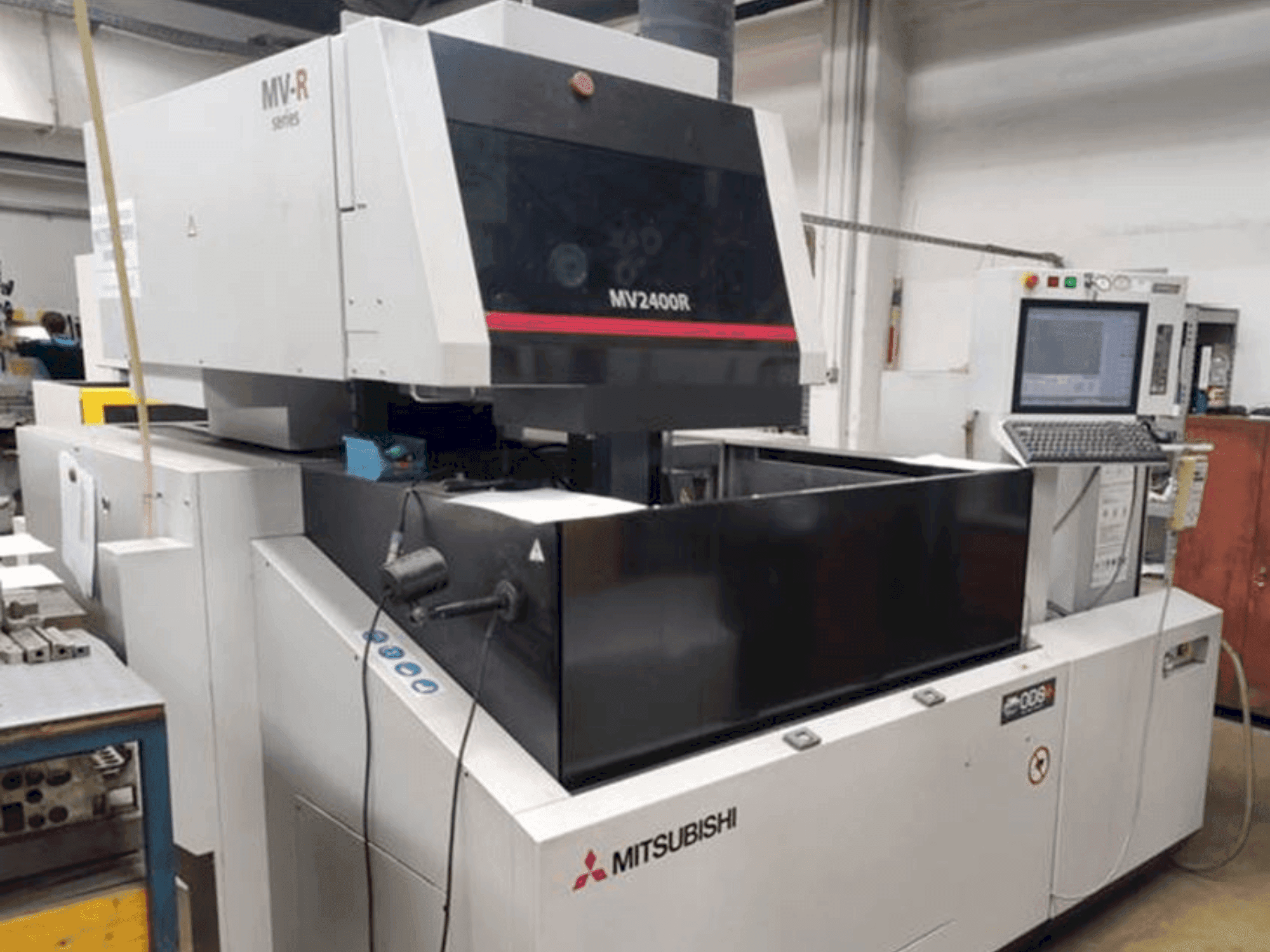 Masina Mitsubishi Electric MV2400R eestvaade