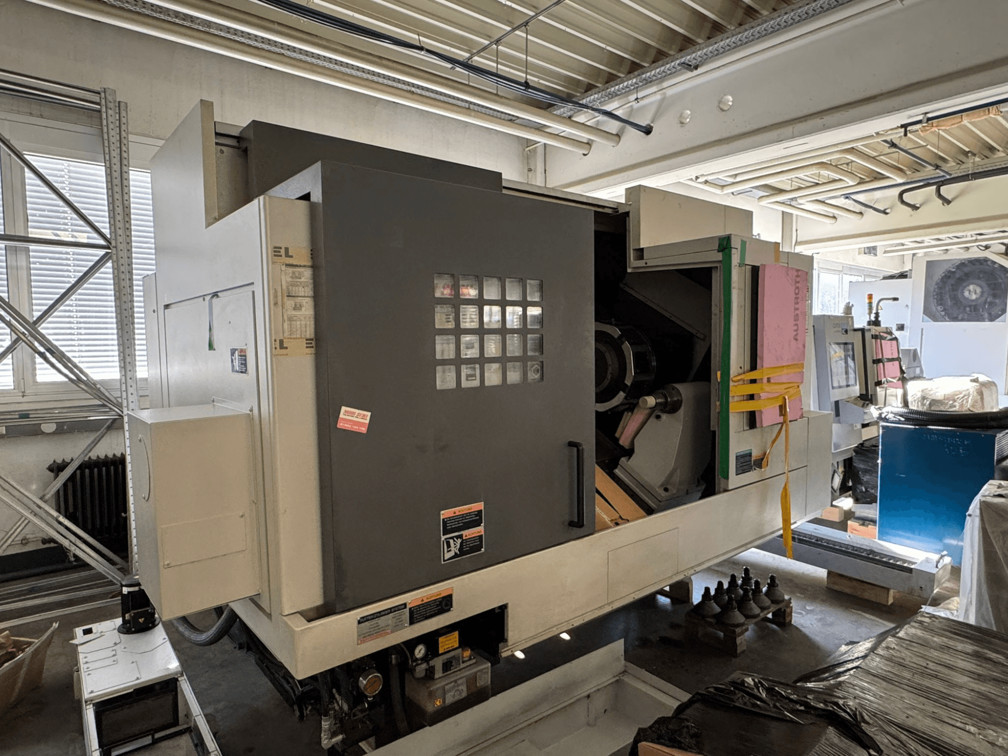 MORI SEIKI NL 3000 MC/700 horisontaalne treipink, vaade eest koos juhtpaneeli, hoiualaga ja kaitsekilega.