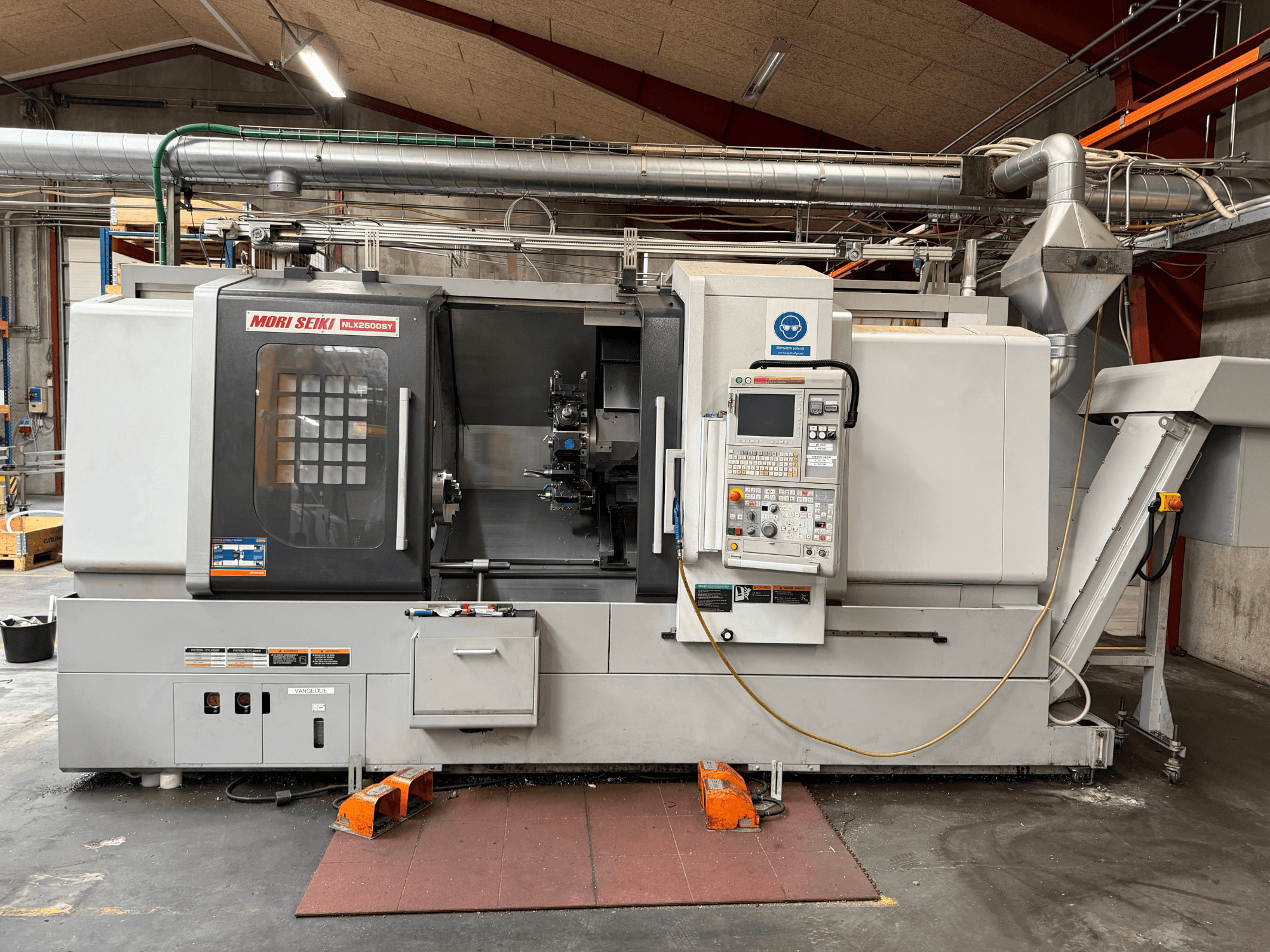 DMG MORI NLX2500SY/1250 horisontaalne treipink, vaade eest, millel on näha juhtpaneel ja töökomponendid.