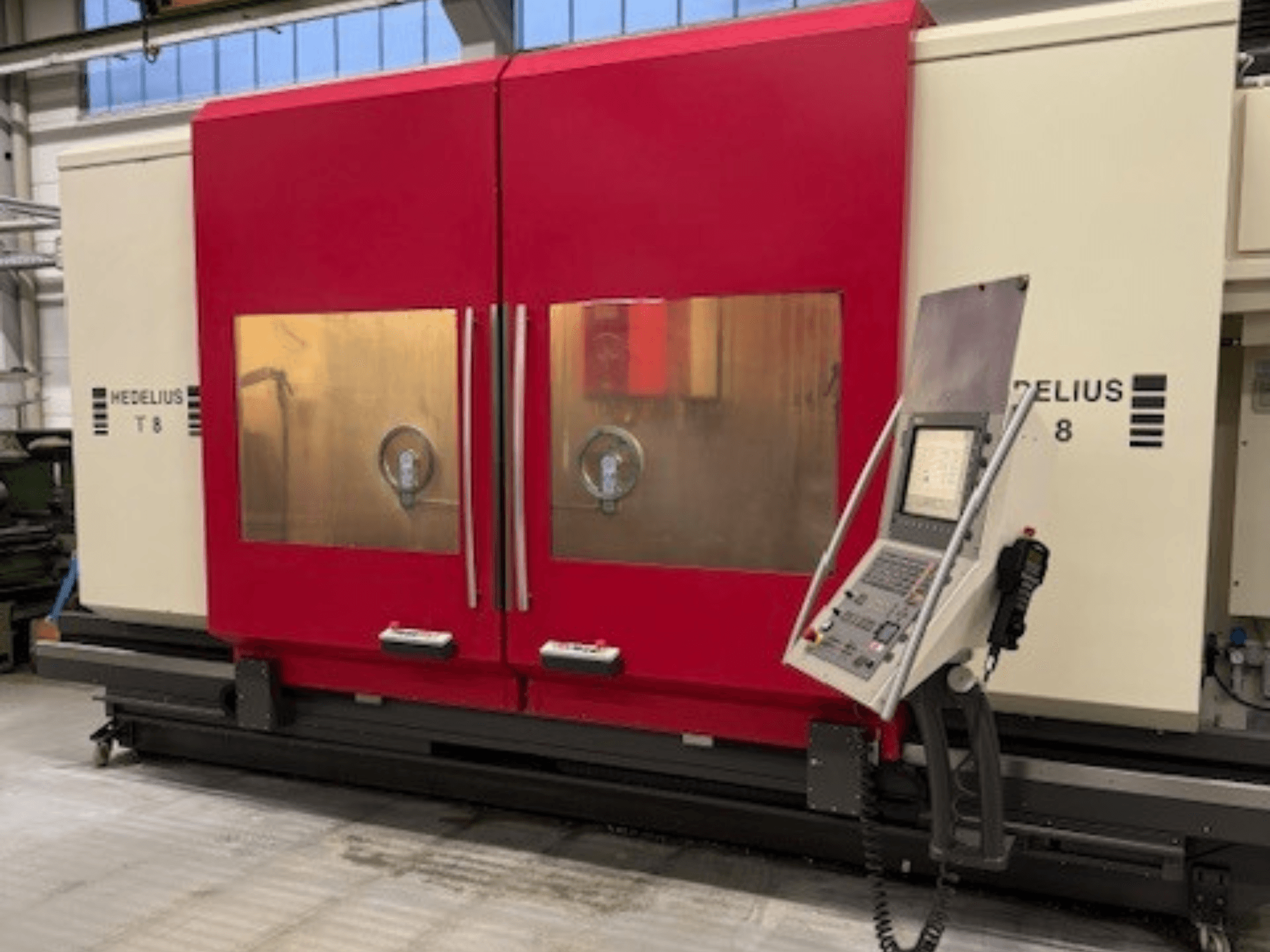 HEDELIUS T8 CNC-tööpink eesvaates, millel on punased uksed, juhtpaneel ja sisemiste komponentide nähtavus.