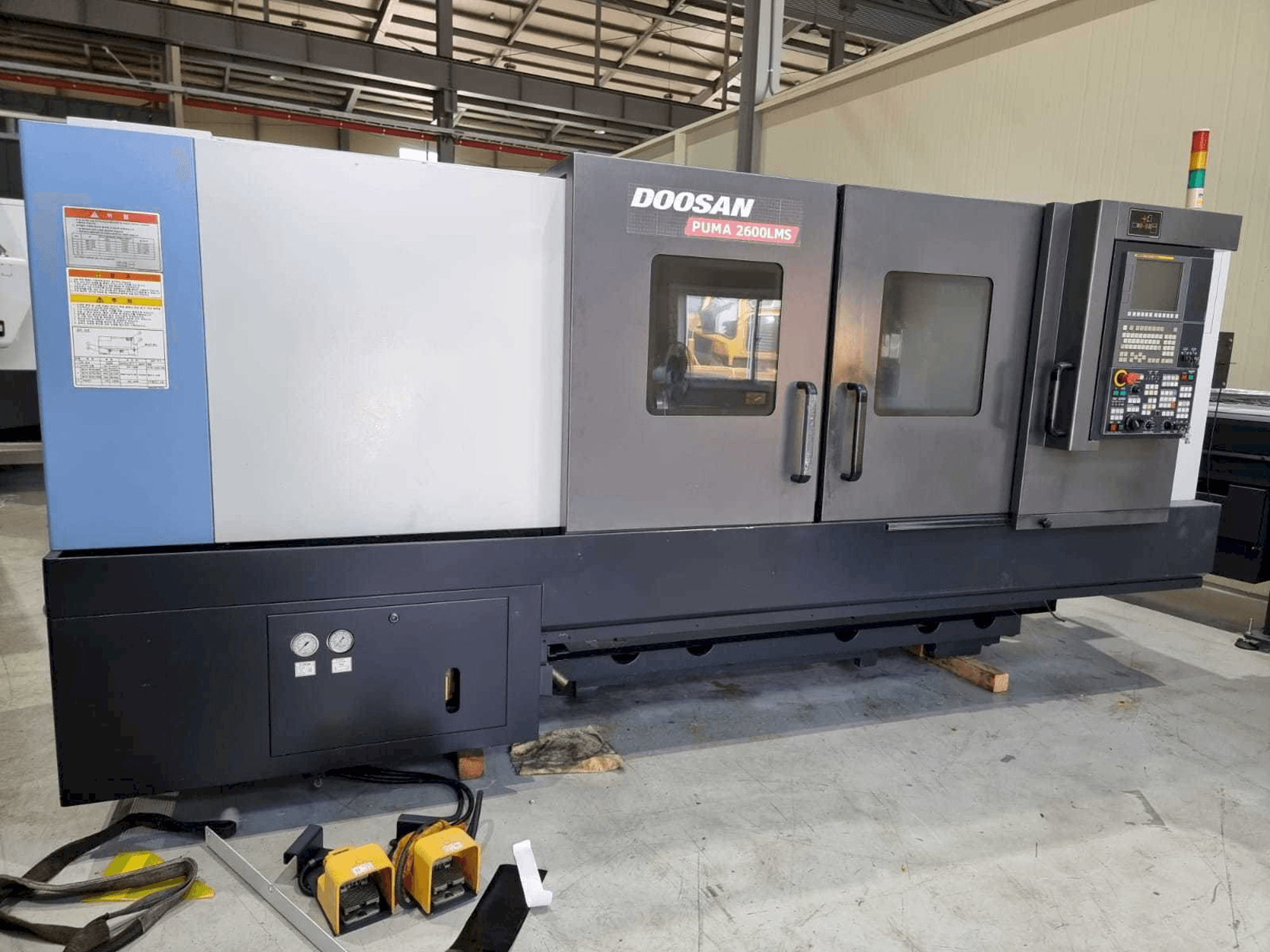 Masina Doosan PUMA 2600LMS eestvaade
