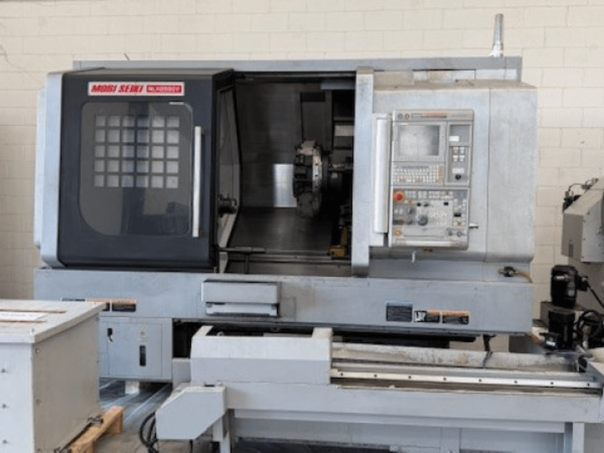 MORI SEIKI NLX 2500Y horisontaalne treipink, esivaade, kus on näidatud juhtpaneel ja tööala.
