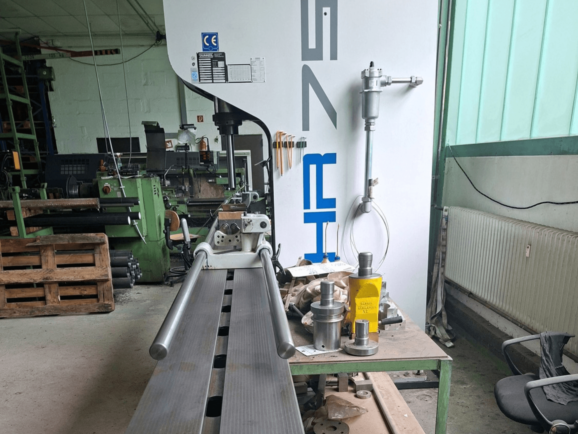 Töökojas asuv metallpress Dunkes HR75, külgvaade, millel on näha profiili ja laual asuvaid tööriistu.