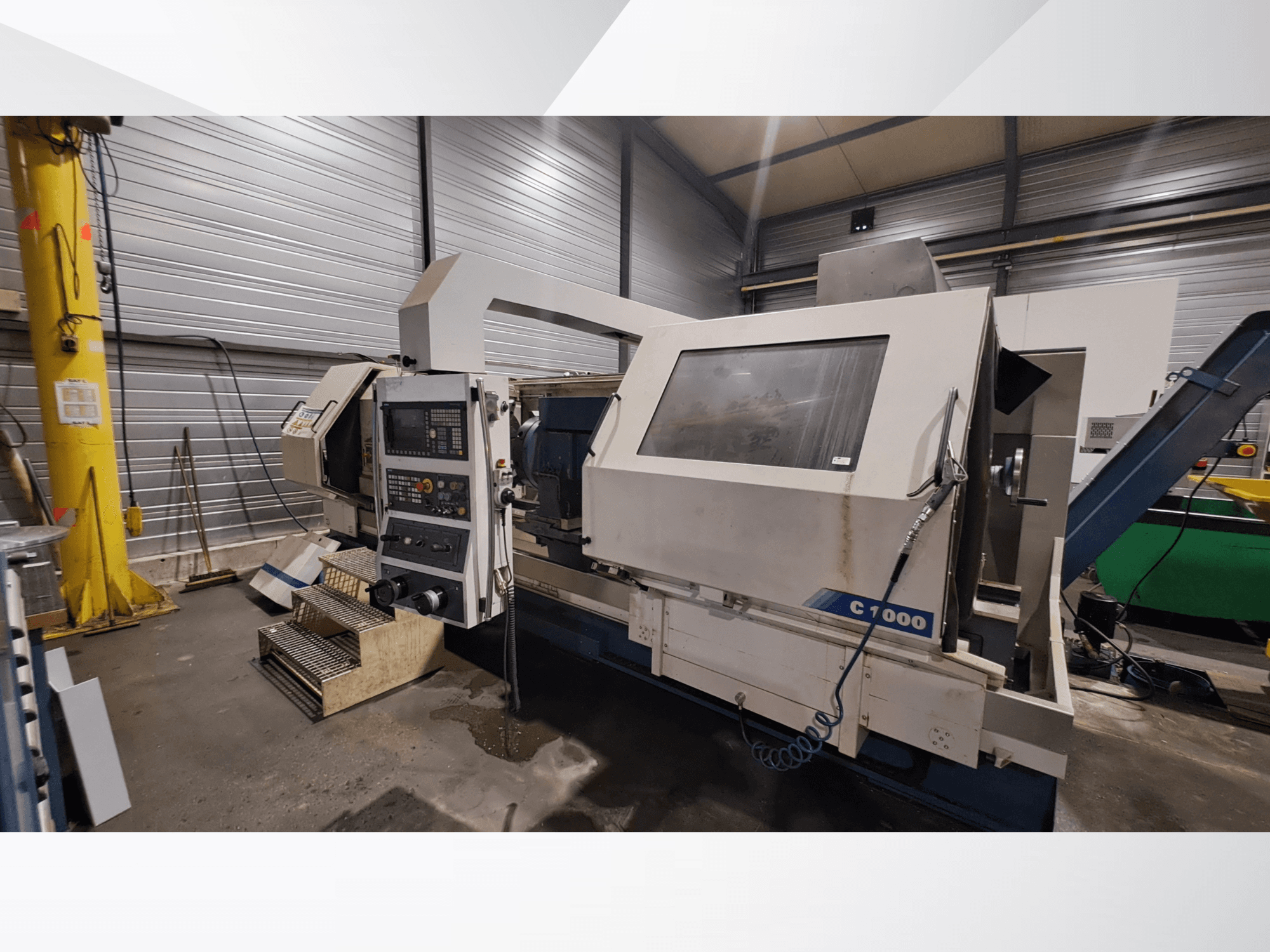 Romi C1000 horisontaalne treipink töökojas, kus näidatakse juhtpaneeli, spindlit ja töötavaid komponente külgvaates.
