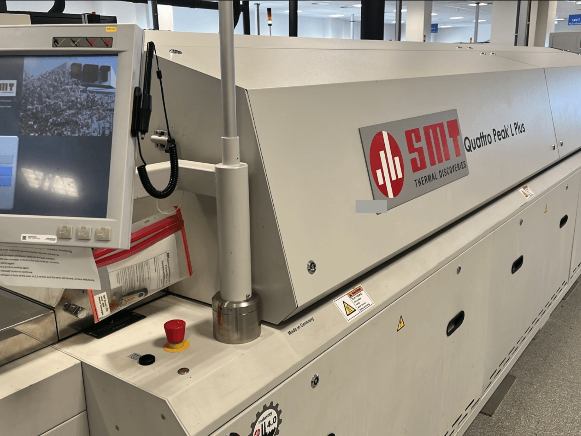 SMT Quattro Peak L Plus tööpink, esivaade, kus on selgelt näha juhtpaneel, ohutusnupud ja kaubamärk.