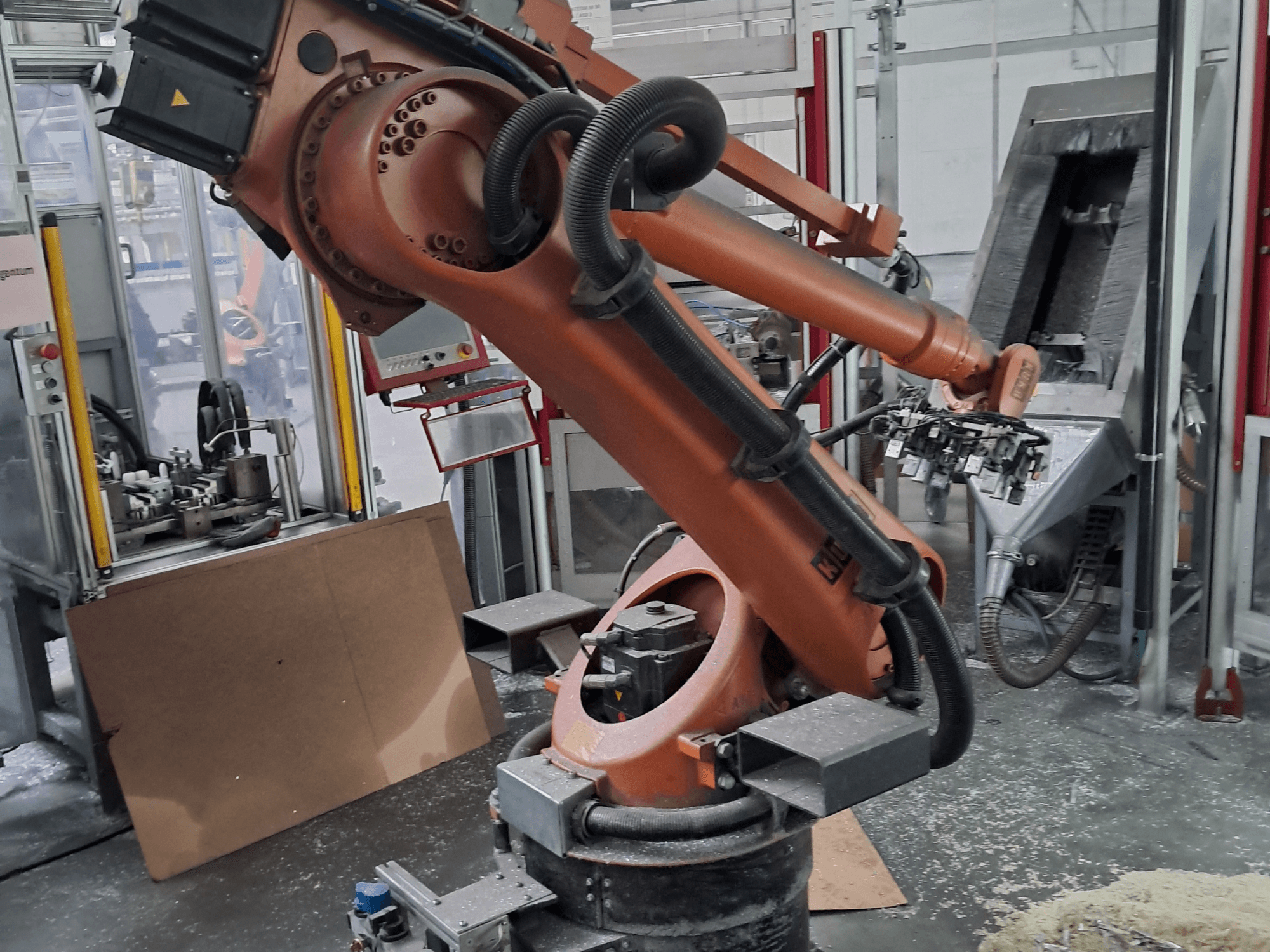 KUKA KR 30 L 16-2 robotkäsi töökodas, vaade eest. Pildil on näha liigendliigendid ja töökoha tööstuslik taust.