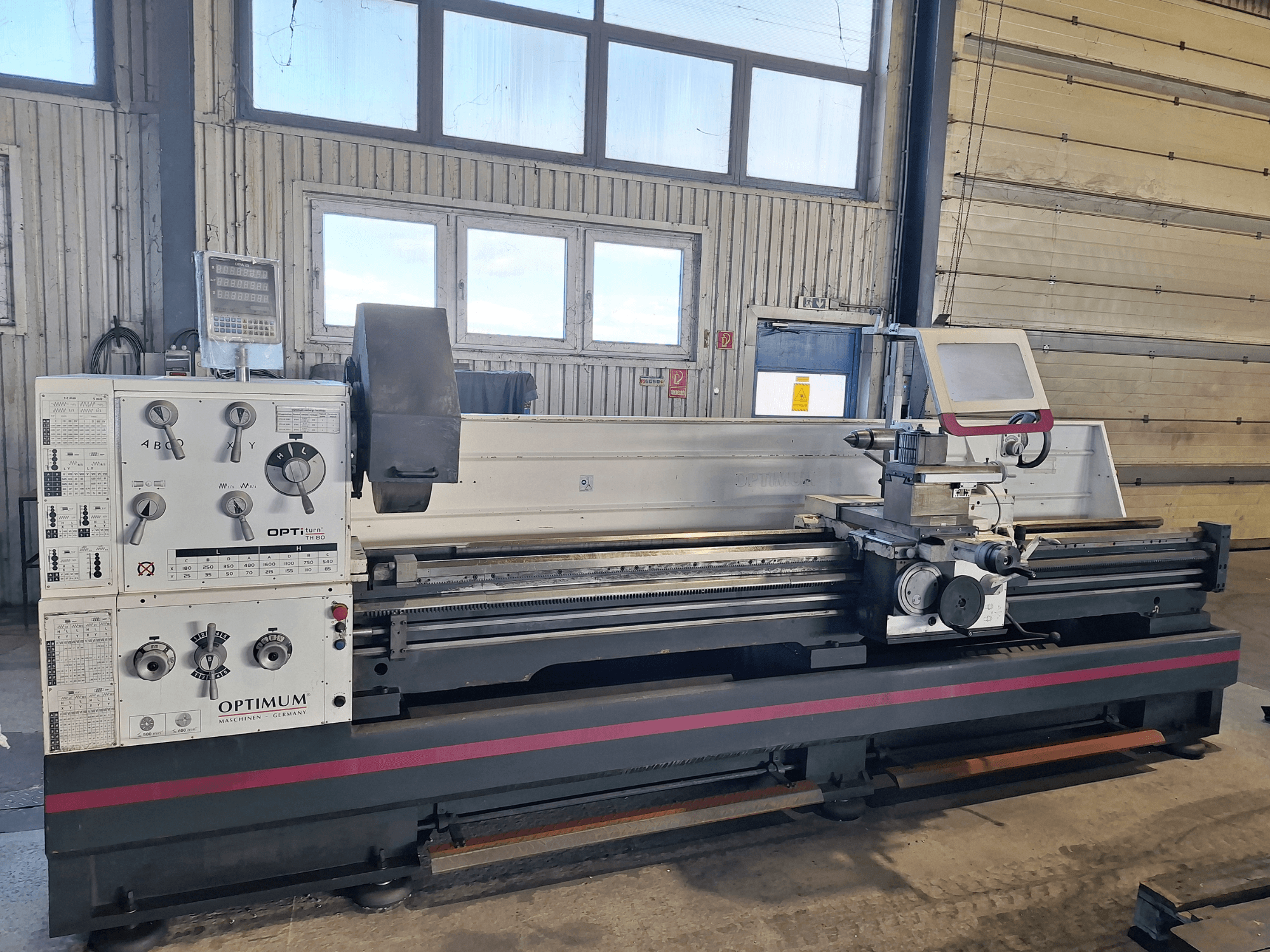 Optimum OptiTurn TH 8030D horisontaalne treipingi külgvaates, millel on juhtpaneel, tööriistahoidik ja tugev alus.