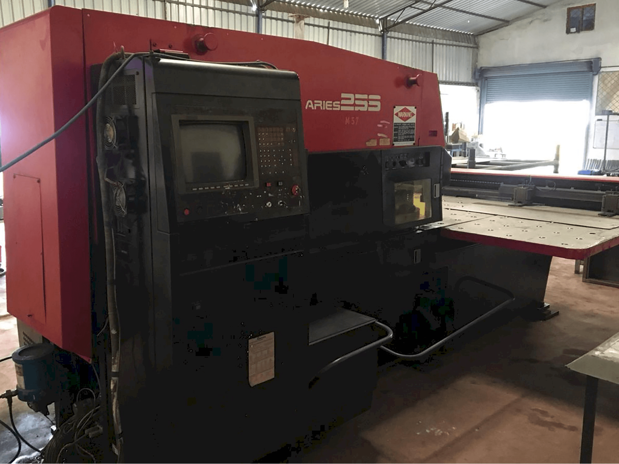 Masinavaade AMADA ARIES 255 vasakult