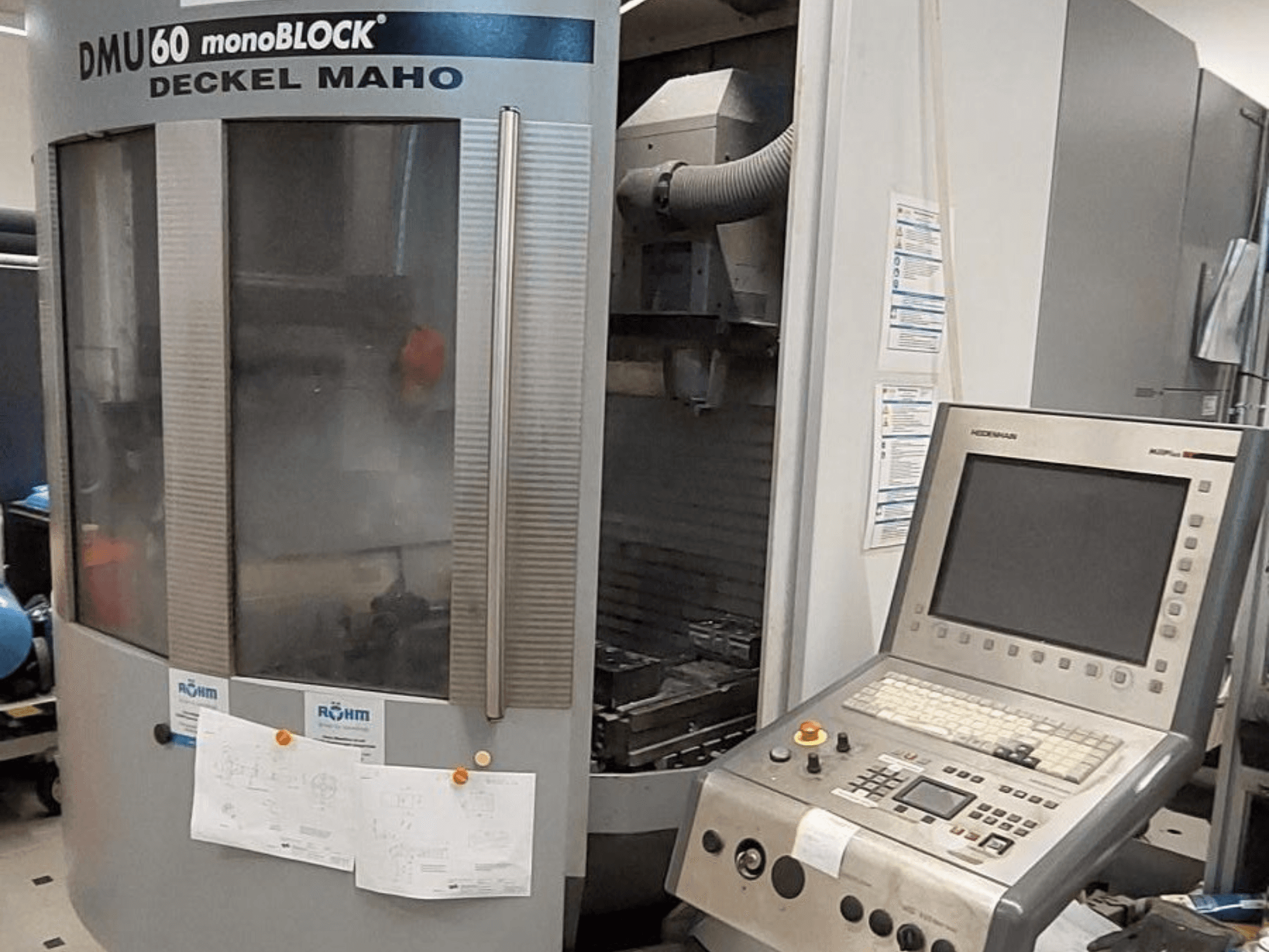 DMU 60 monoBLOCK by Deckel Maho, CNC-freespingi esivaade, millele on lisatud juhtpaneel ja tehnilised joonised.