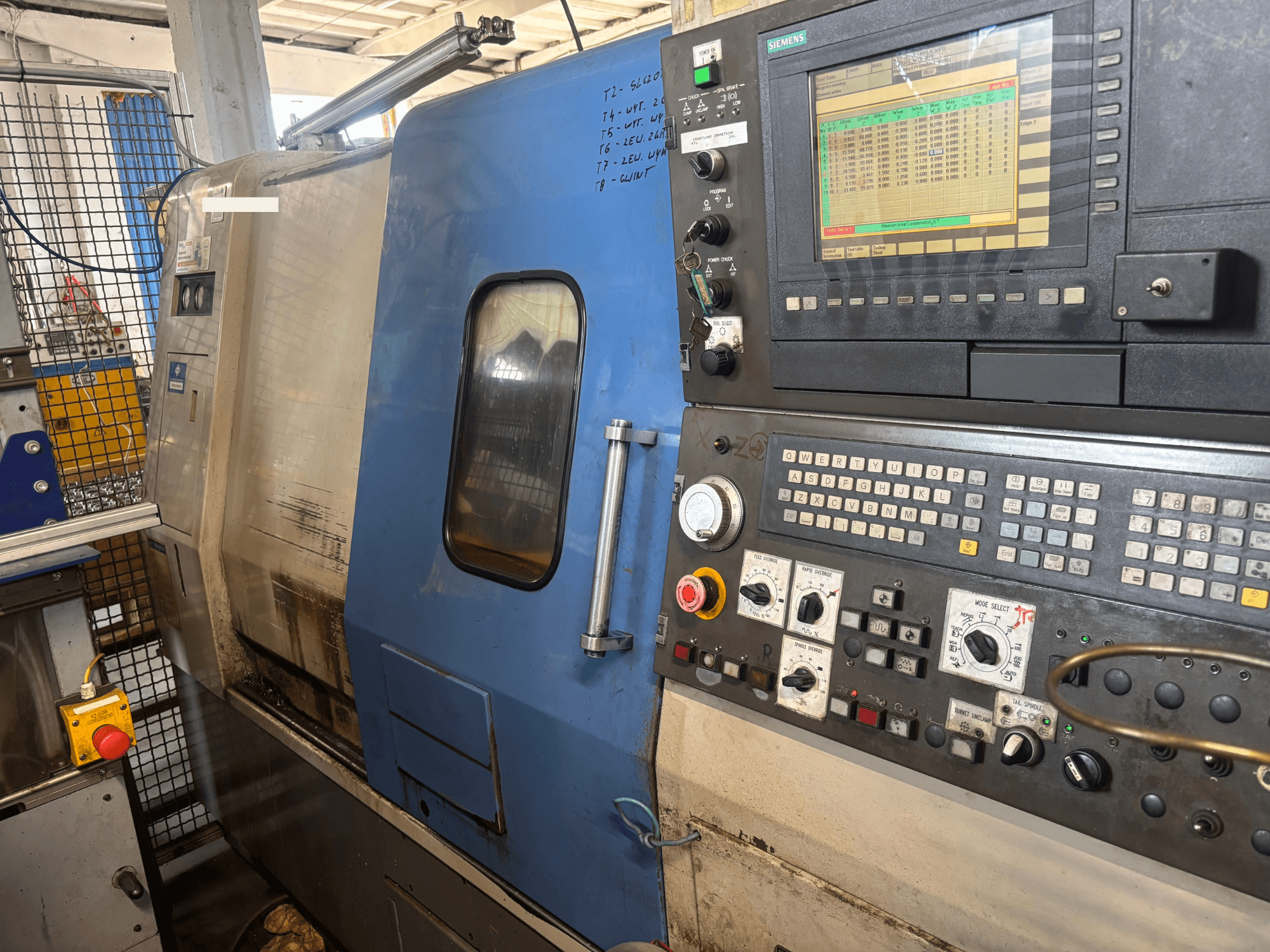 Hyundai HIT-200C horisontaalne treipink, vaade eest, millel on Siemens’i juhtpaneel ja juhtnupud.