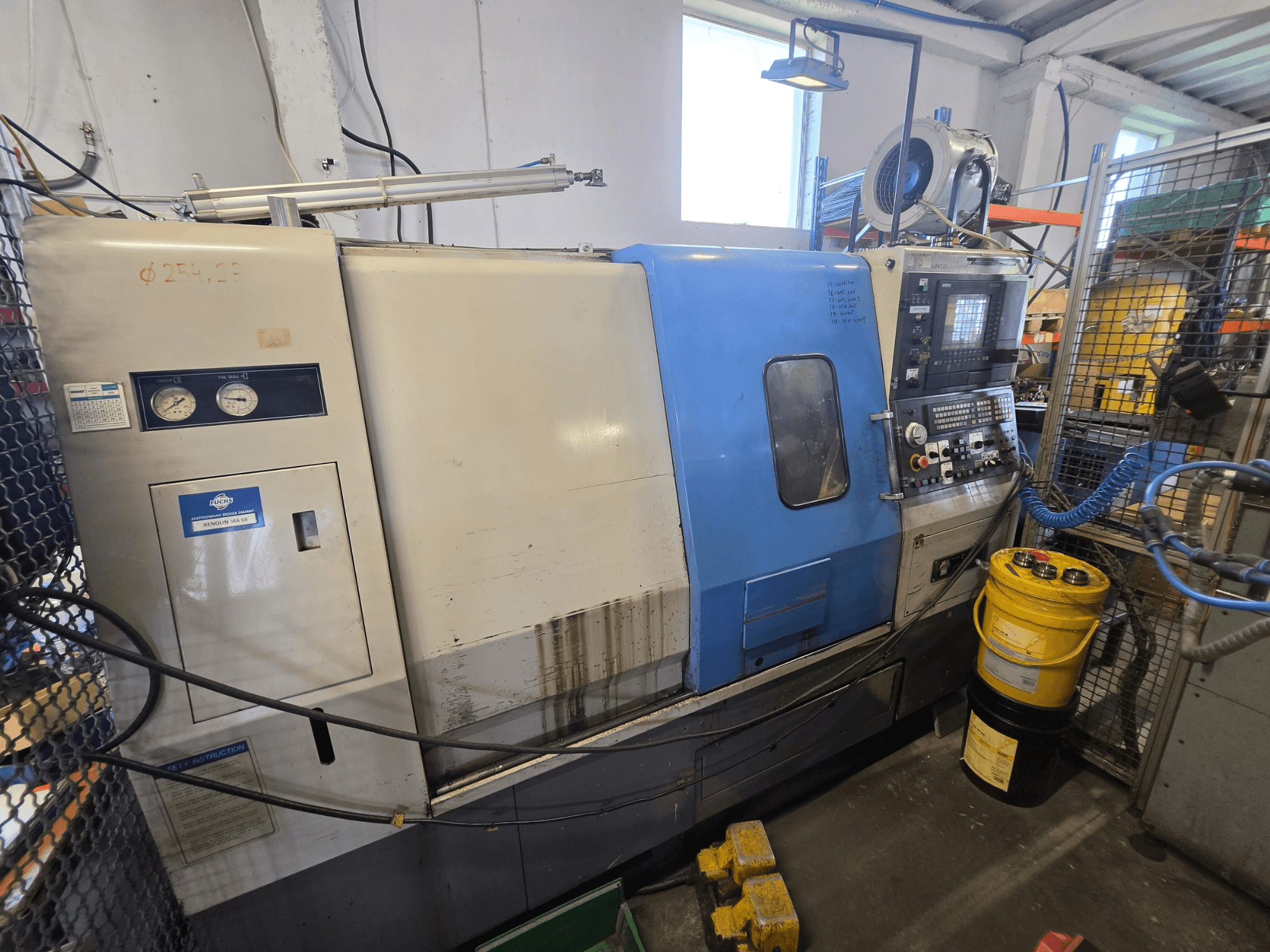 Hyundai HIT-200C horisontaalne treipink, vaade eest, pildil on näha juhtpaneel, mõõdikud ja ohutusjuhised.