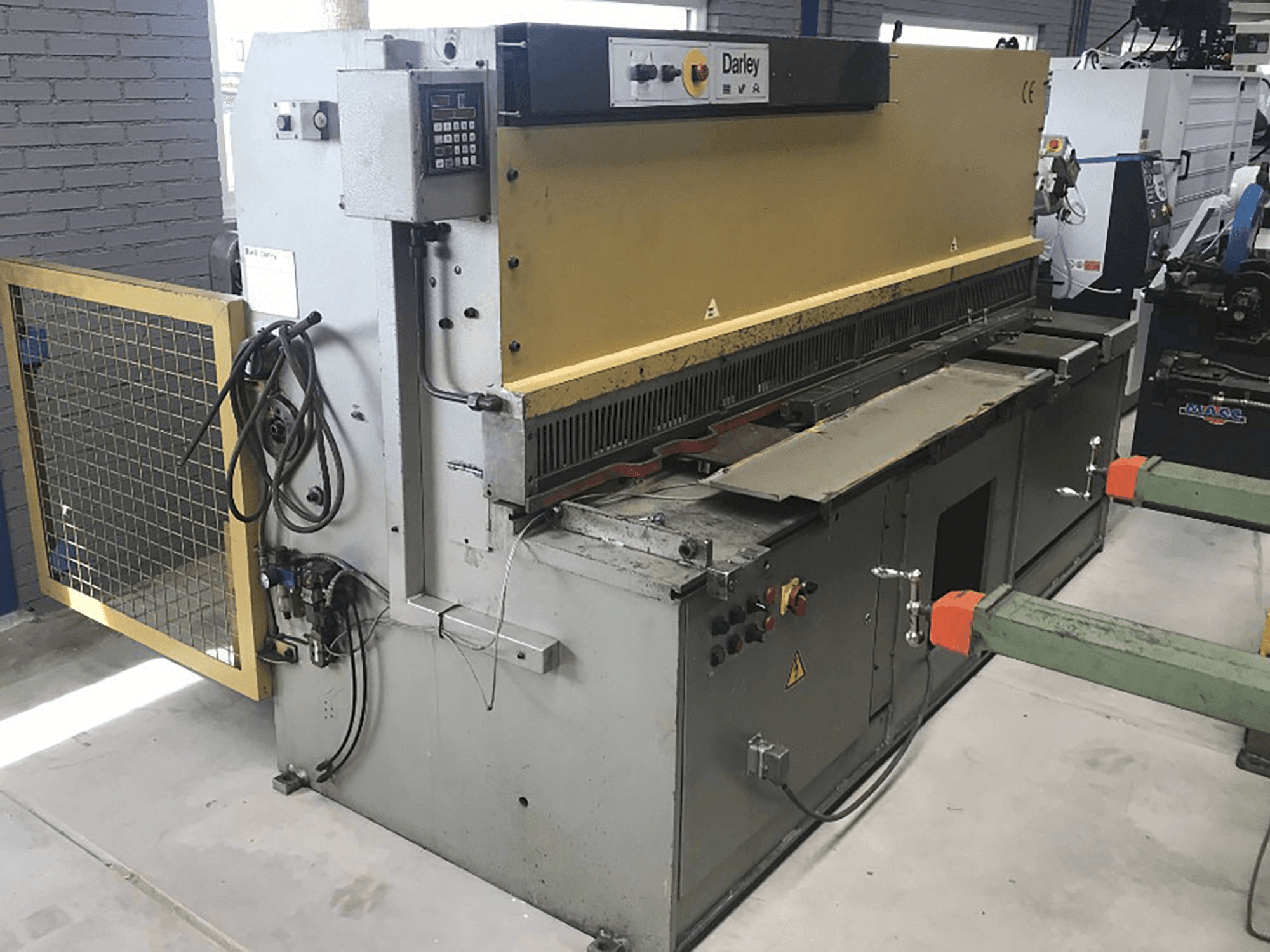 Masina Darley S 2500 x 4 eestvaade